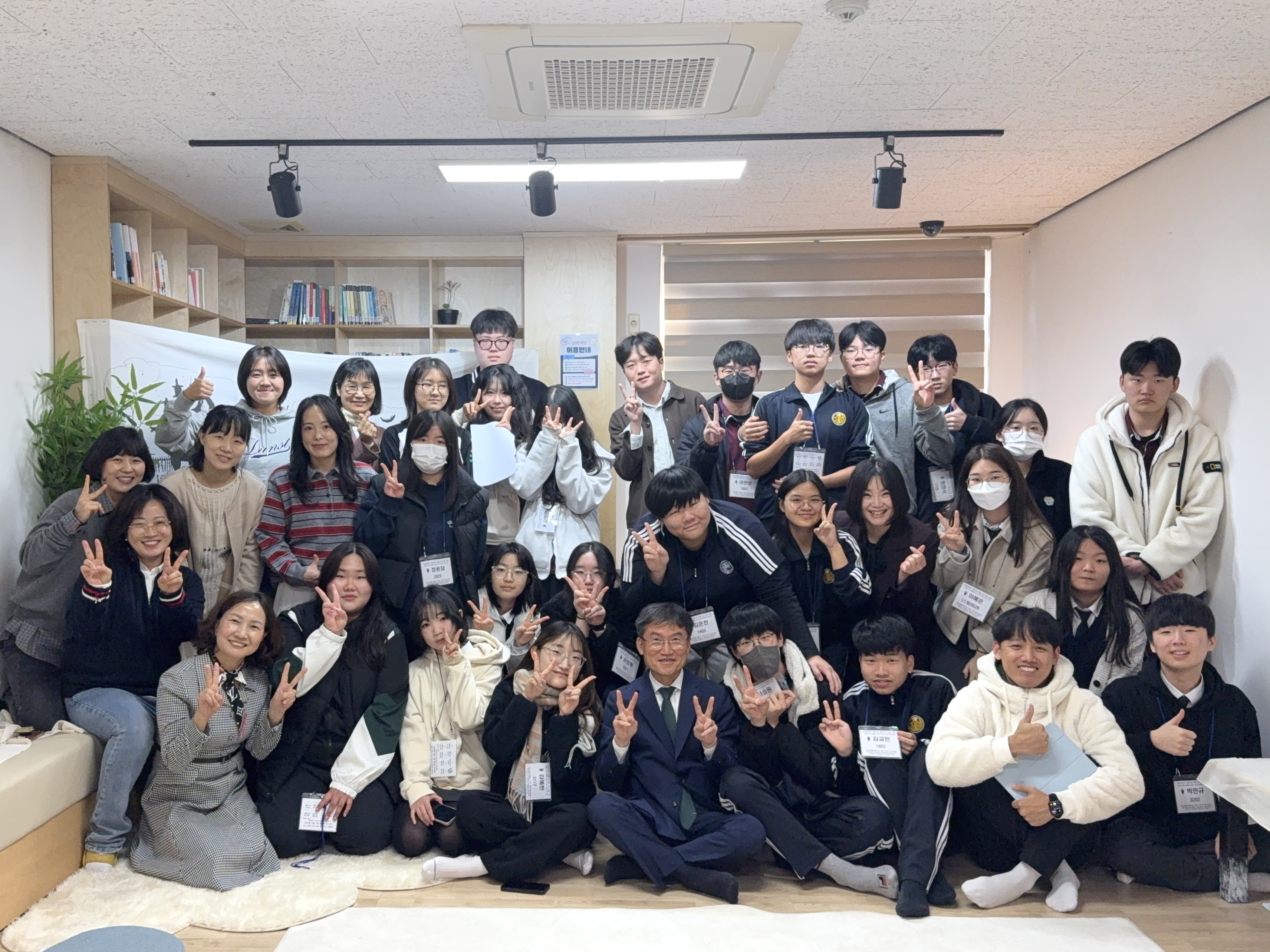 5. 천창수교육감이 6일 무룡고에서 열린 이어가기 이야기 강연에 참여하고 기념사진을 찍고있다.jpg