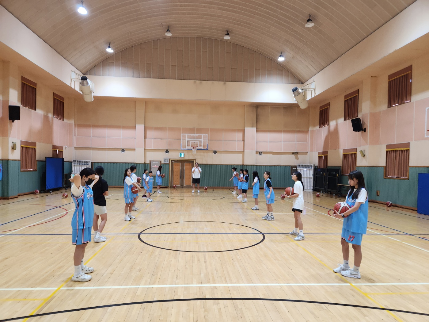 화진초 학생들이 '늘 신나는 봄' 체육학교 농구 수업을 듣고있다 (1).jpg