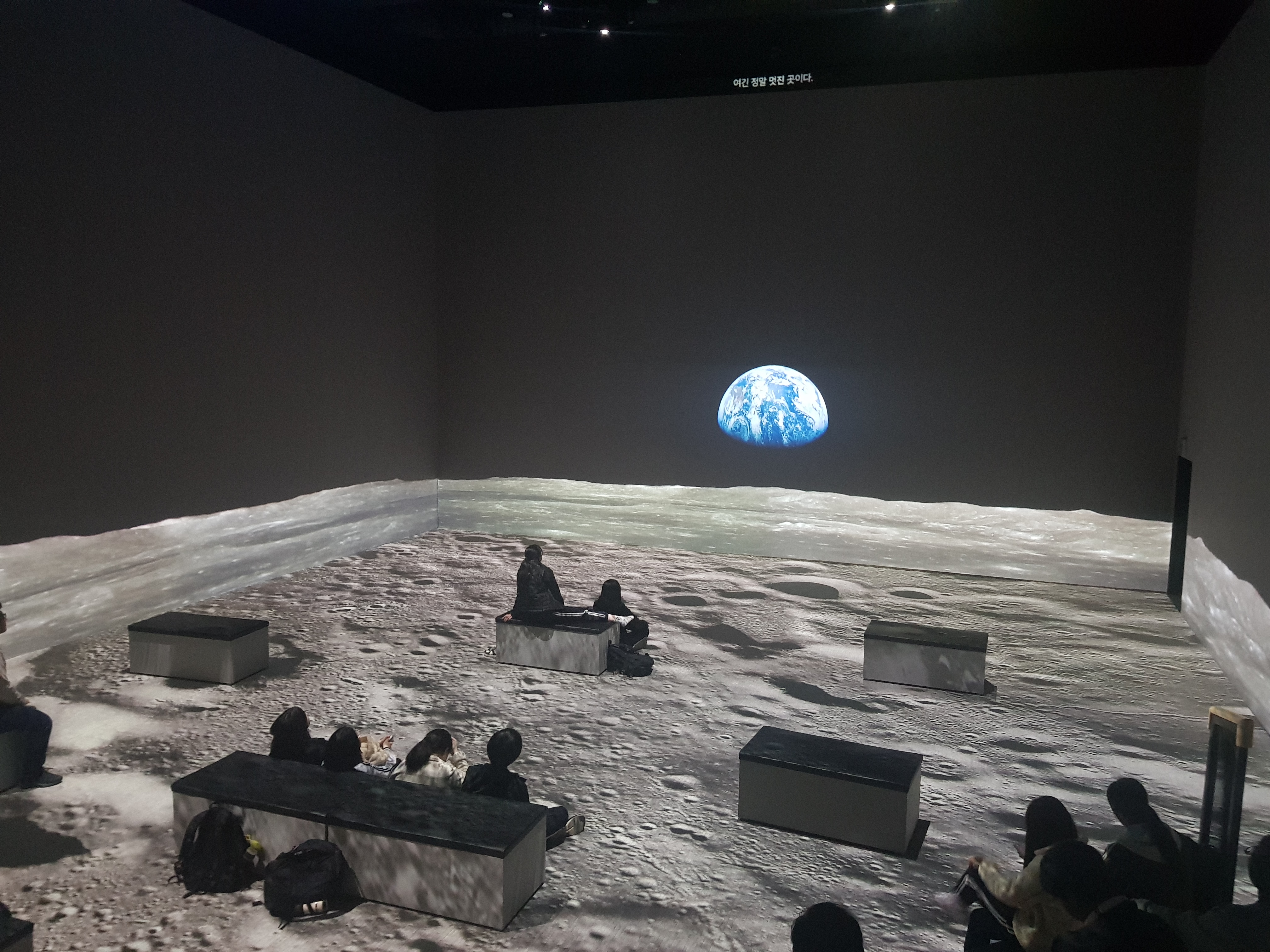 성신고 1학년 학생들이 6일 라이트룸 울산에서 '더 문워커스' 전시 공연을 관람하고 있다 (1).jpg