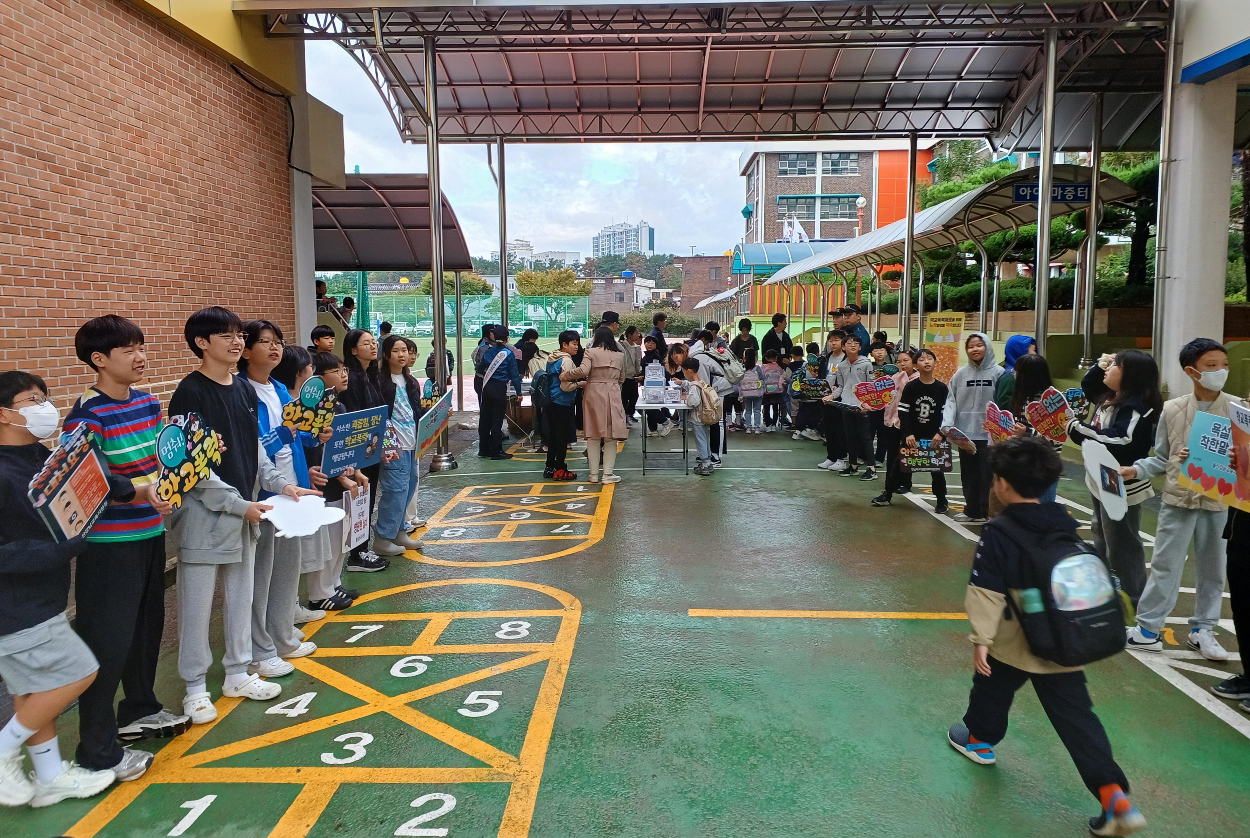 남삼초등학교는 지난 23일 등굣길에 전교생을 대상으로 '학교폭력 예방 홍보활동'을 펼쳤다 (2).jpg