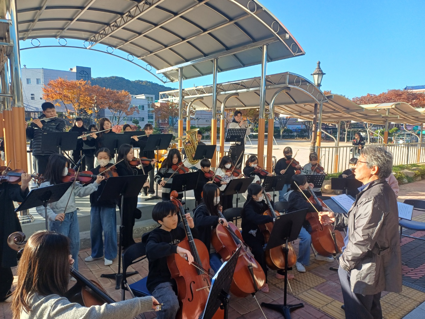 9. 명정초 오케스트라 학생들이 10일 아침 등굣길에 '작은 음악회'를 열고있다 (3).jpg