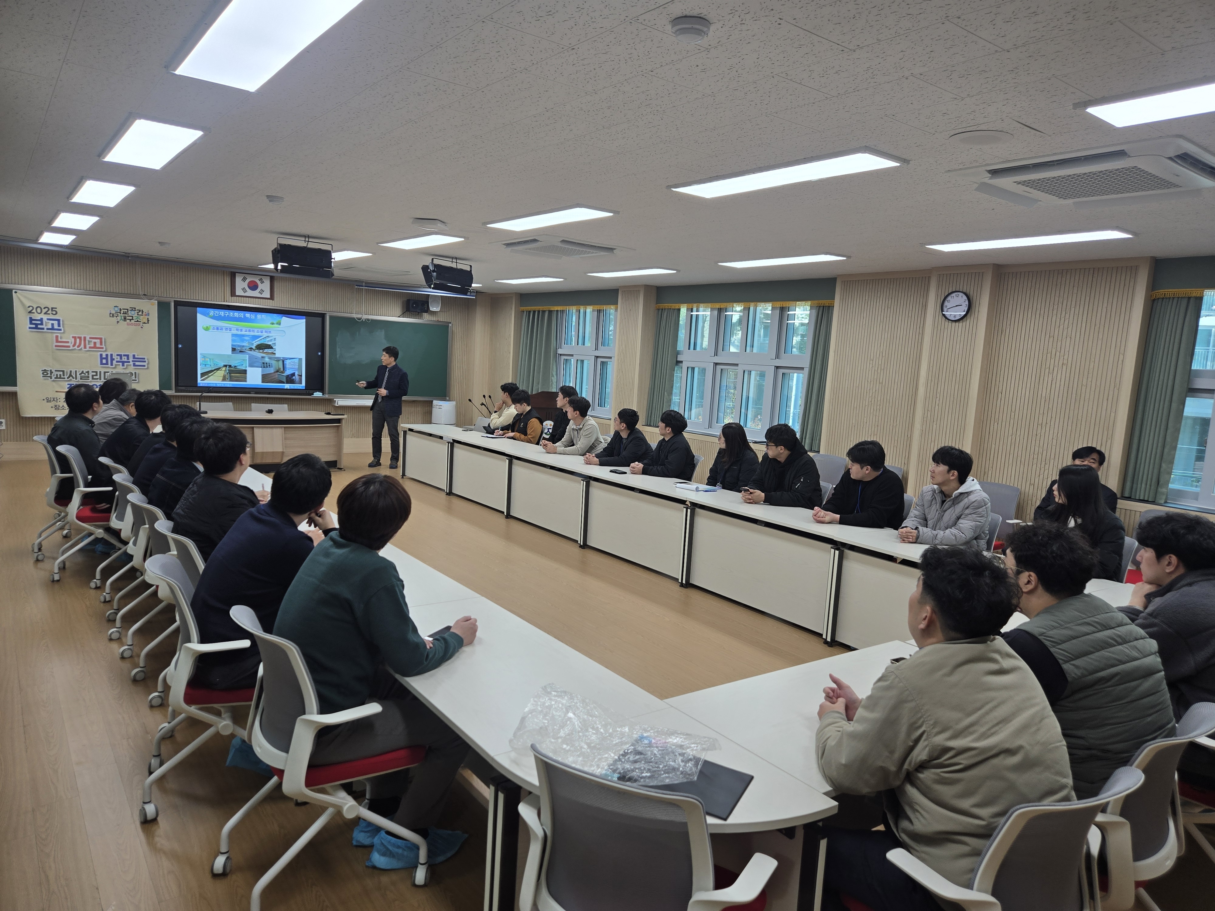 2. 약사중학교 김재원 교감이 20일 공간활용 교육과정 운영에 대해 설명하고 있다..jpg