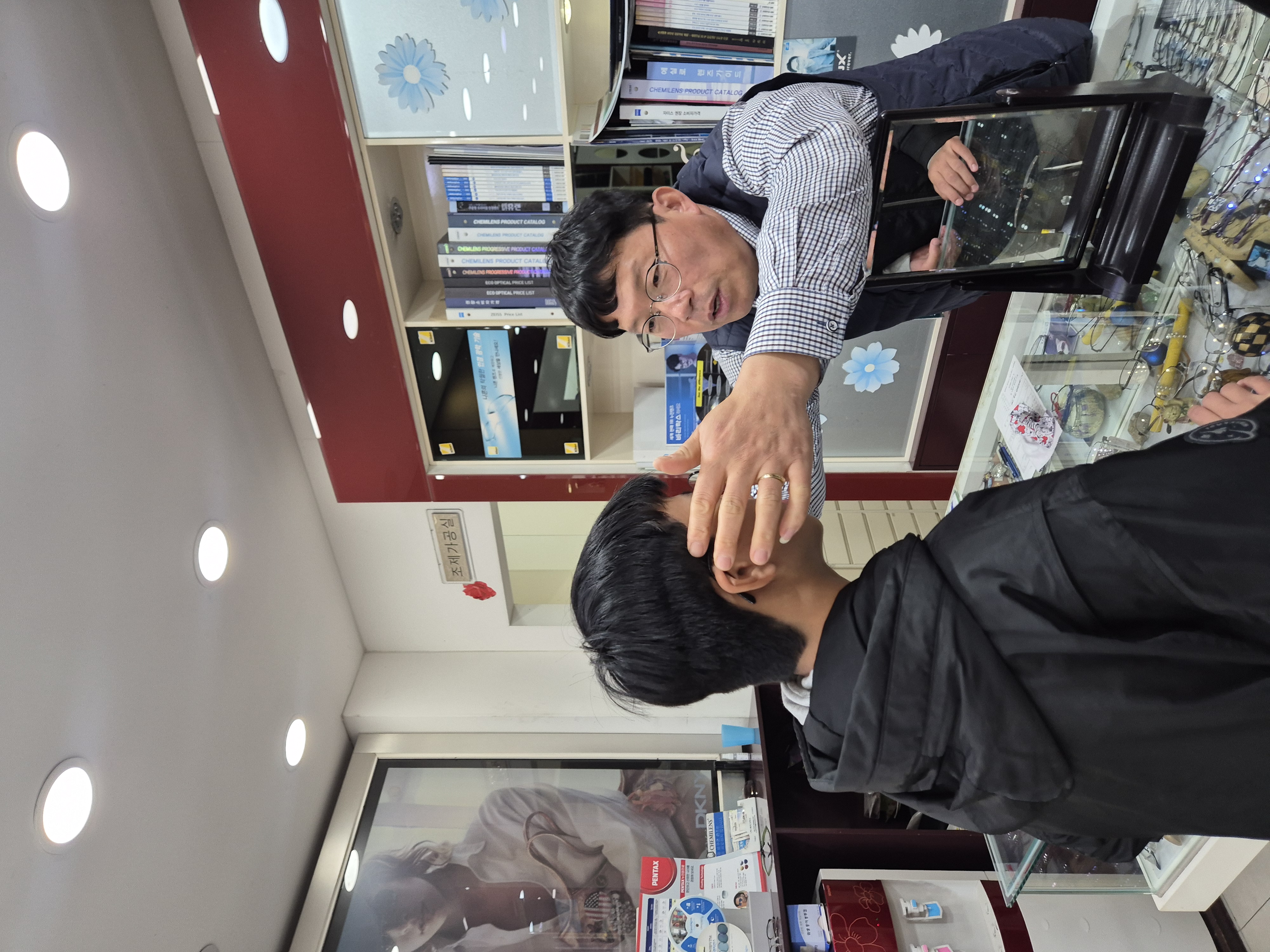 9. 양지초 학생이 19일 아이편한 안경콘택트를 방문해 시력검사를 받고 안경을 맞추고 있다 (2).jpg