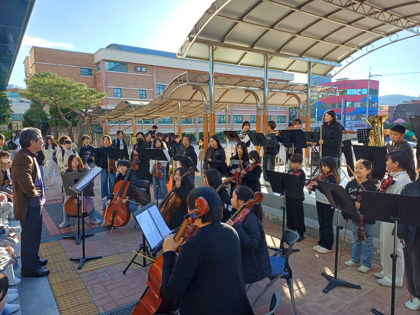 9. 명정초 오케스트라 학생들이 10일 아침 등굣길에 '작은 음악회'를 열고있다 (2).jpg