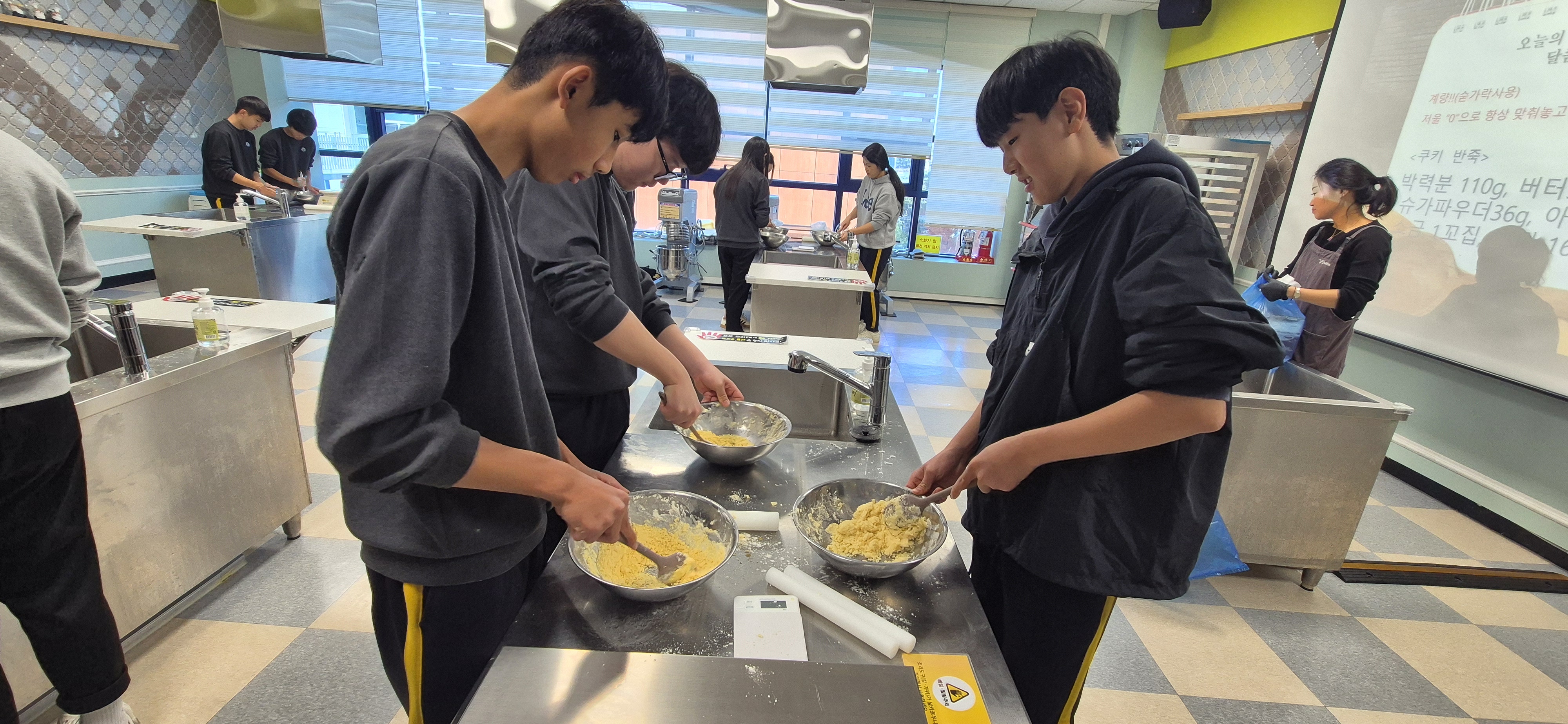 3. 구영중 3학년 학생들이 26일 전환기 진로 직업 체험활동을 하고있다 (1).jpg