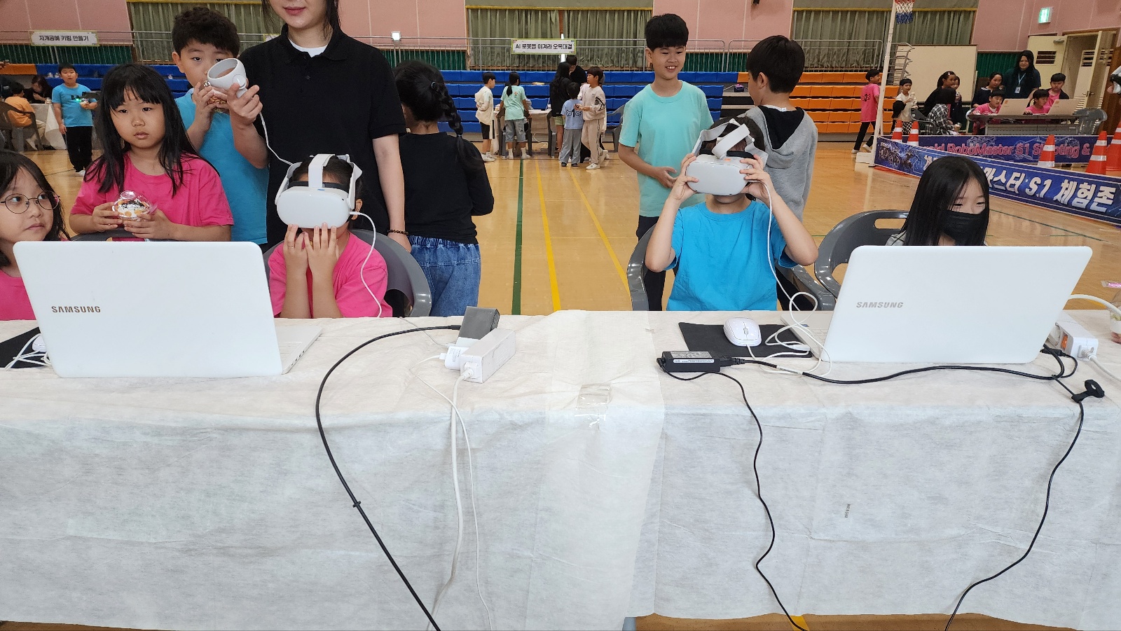 3. 울산중앙초 학생들이 16일 강당에서 가상현실 체험을 하고있다.jpg