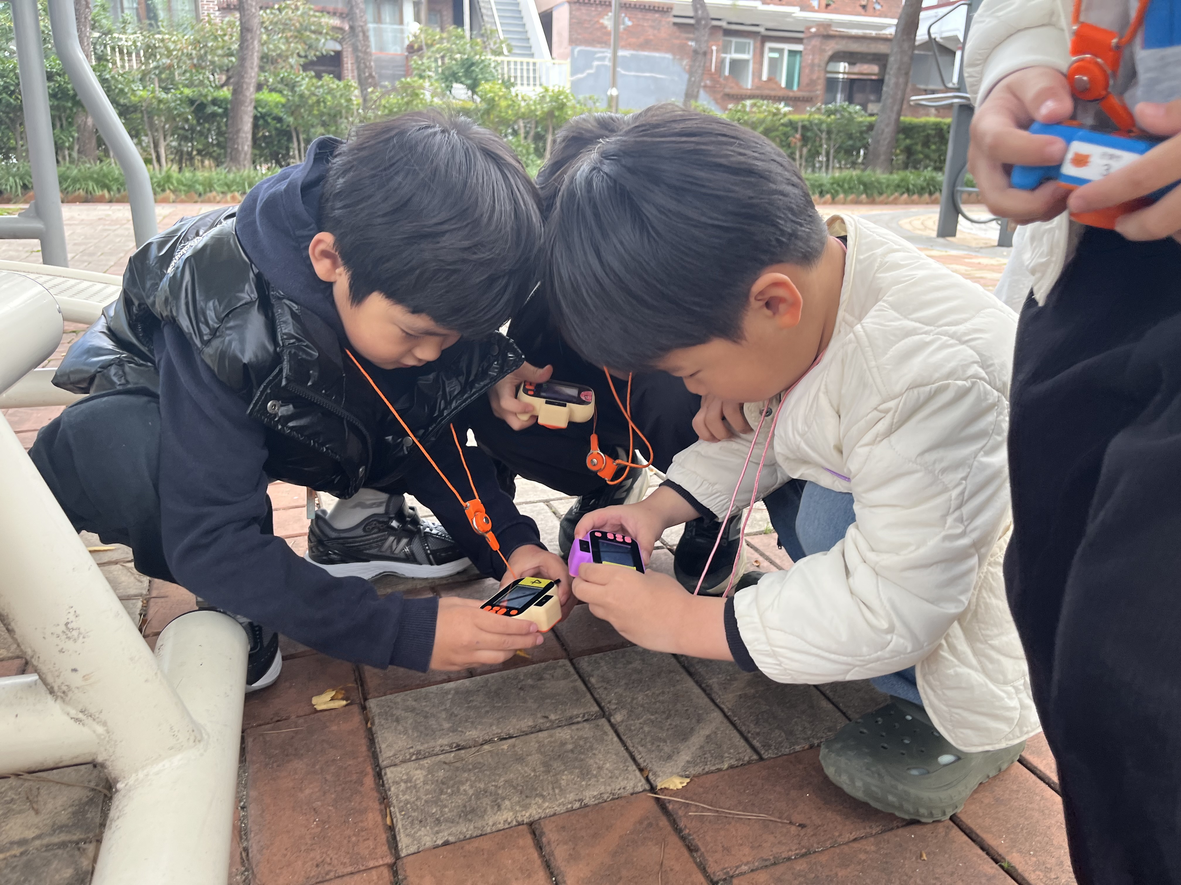 4. 남산초병설유치원 원아들이 4일 은월공원에서 사진을 찍고있다  (2).jpeg