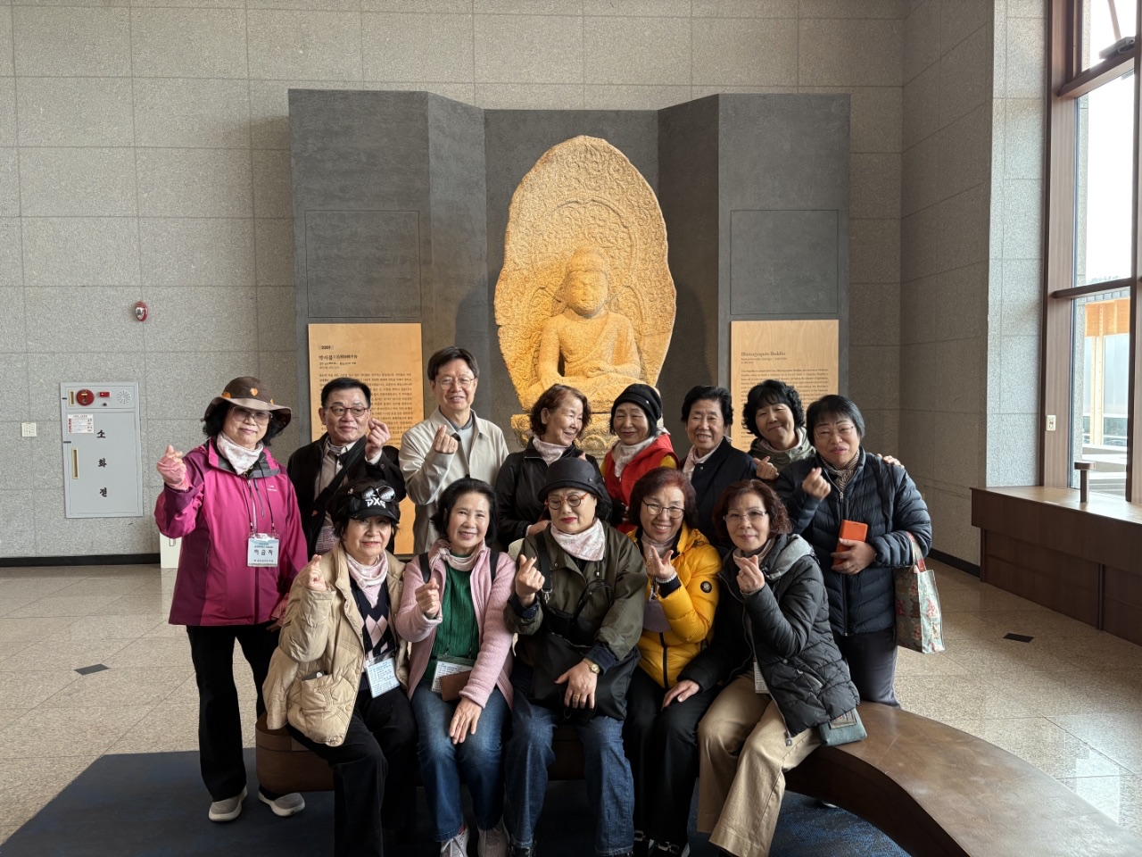 6. 남부도서관 글샘행복학교 학습자들이 12일 국립경주박물관에서 기념사진을 찍고있다 (1).jpg