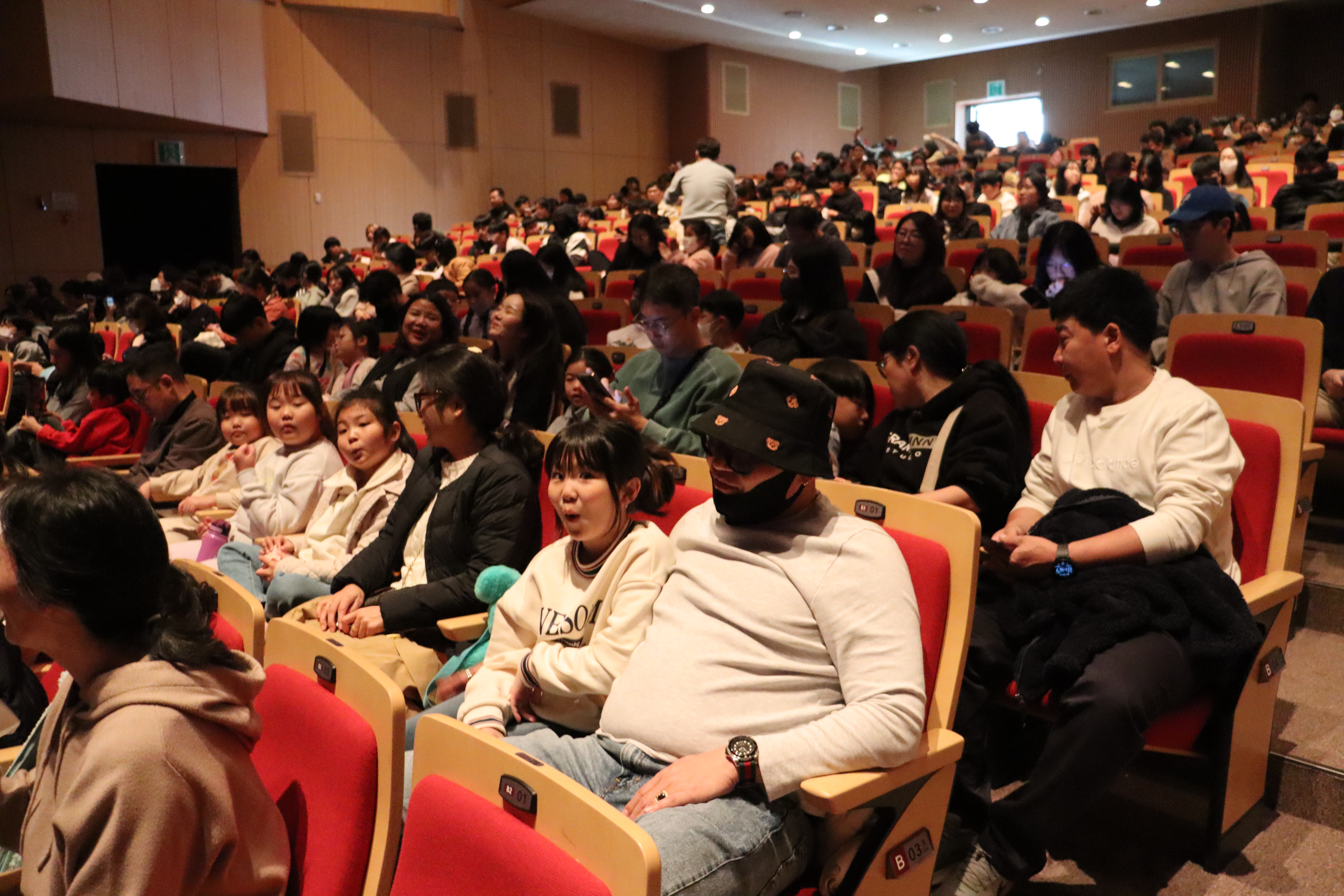 병영초 학생들과 가족들이 15일 HD아트센터에서 '점프'를 관람했다 (1).JPG