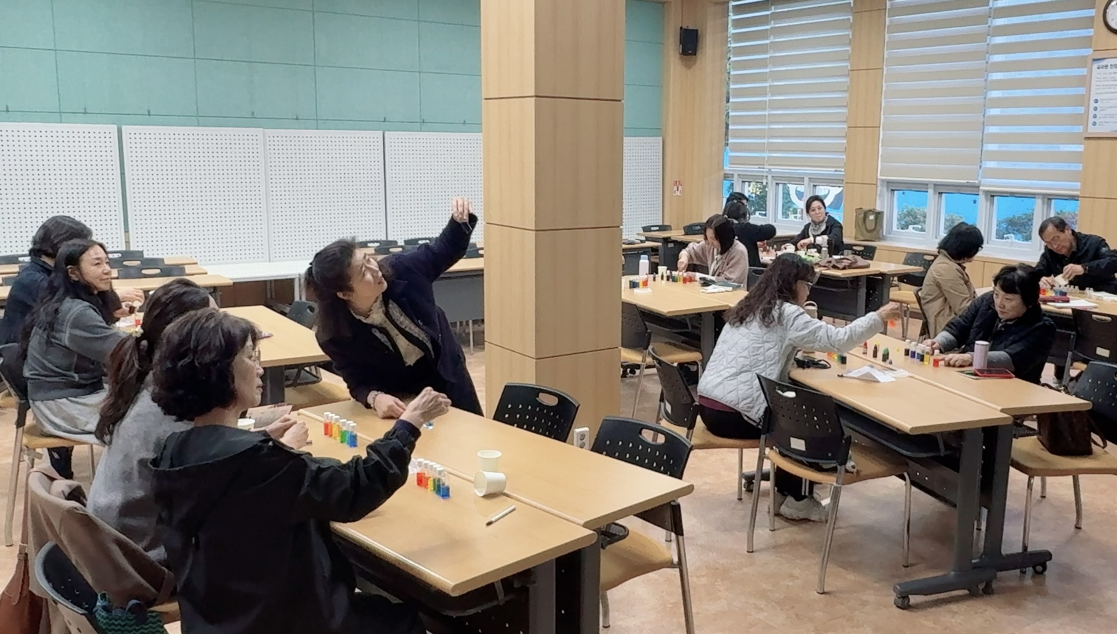 5. 남부도서관이 10월 28일 주관한 '길 위의 인문학' 프로그램에 주민들이 참여하고 있다.jpg