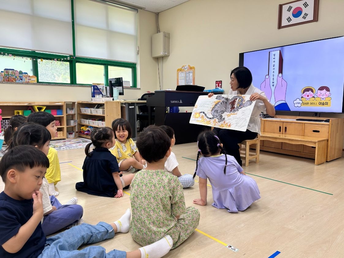 무룡초병설유치원, “부모와 함께 책을 읽어요” (1).jpg