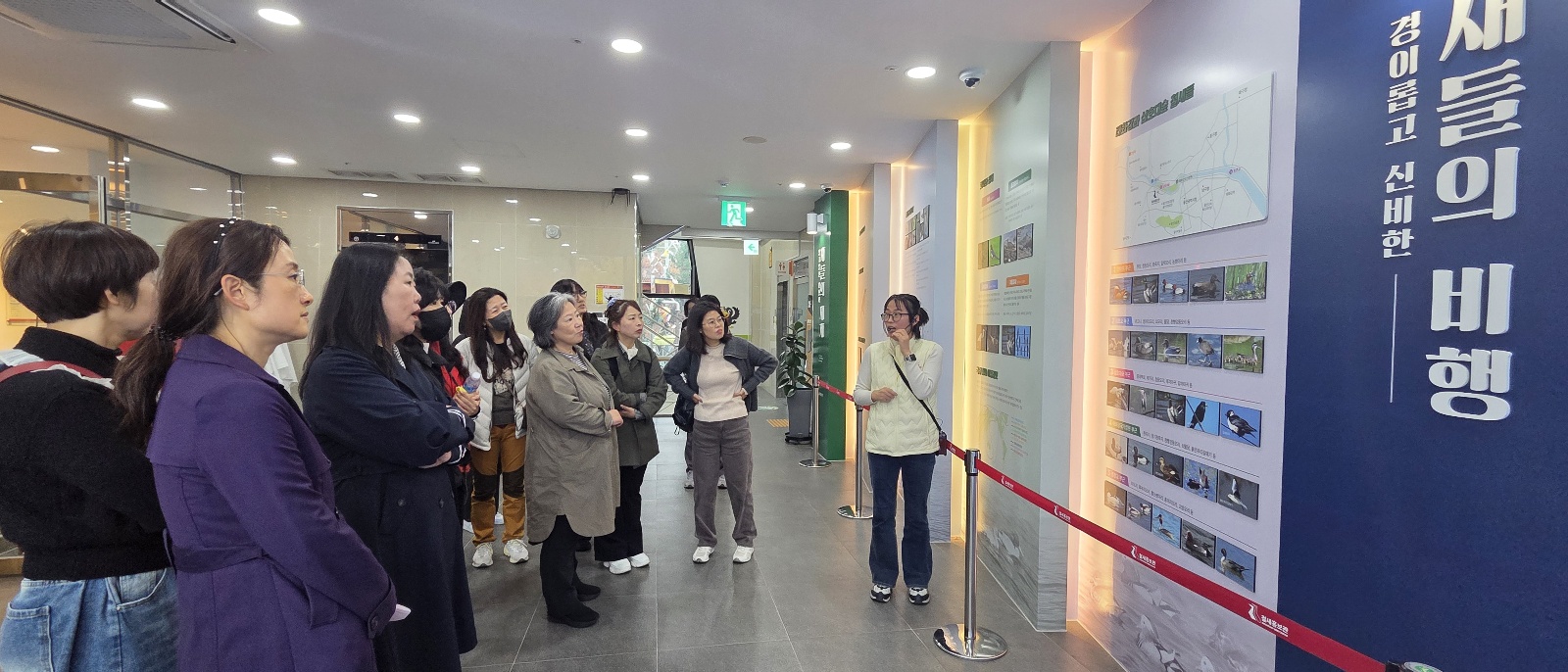 3. 강남교육지원청이 12일 주관한 '우리지역 알아보기 1일 현장 연수' 참가자들이 철새홍보관에서 연수를 듣고있다 (3).jpg