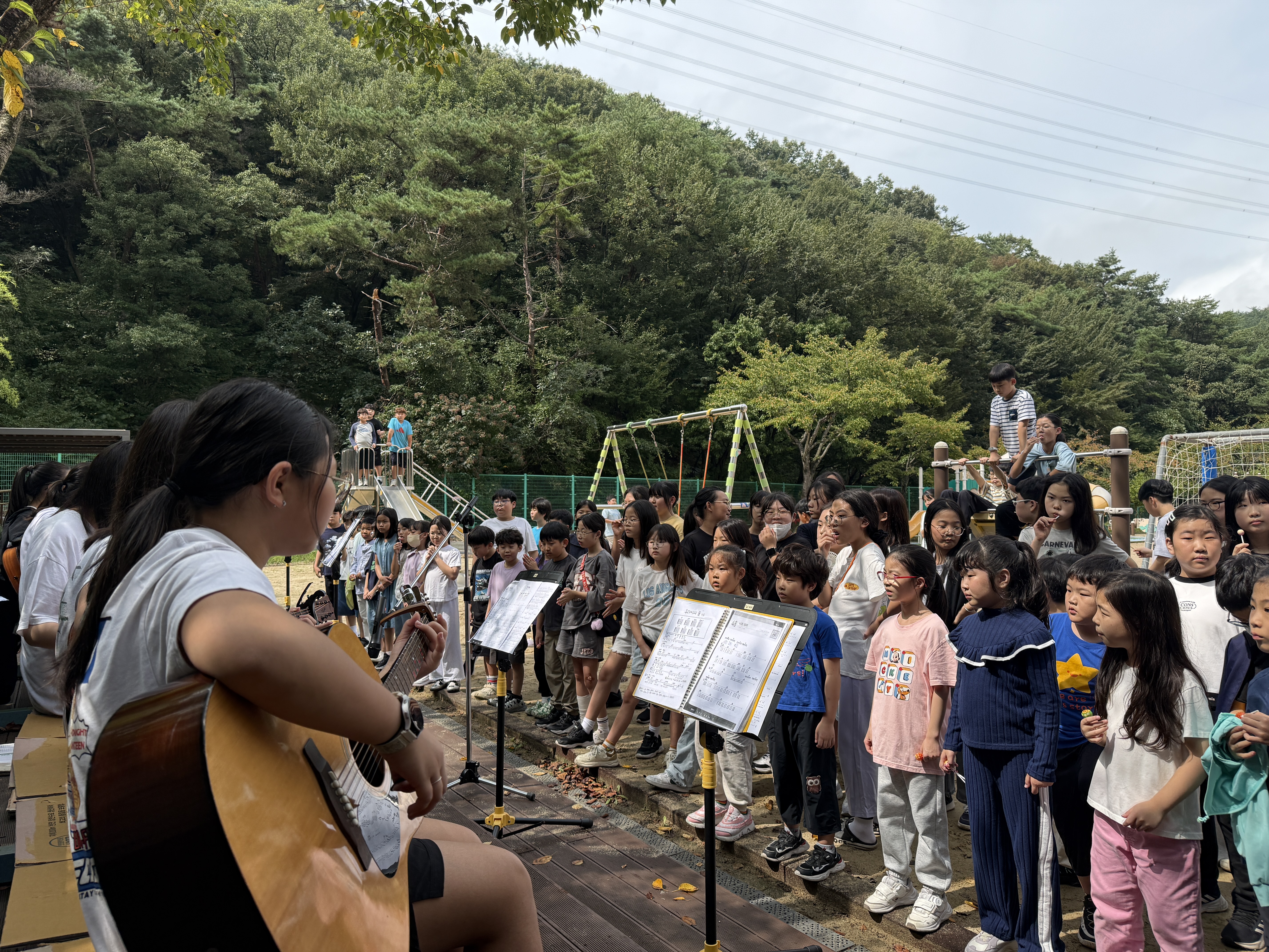 8. 삼정초 6학년 학생들이 9월 24일 교내에서 기타 거리공연을 펼치고 있다.jpg