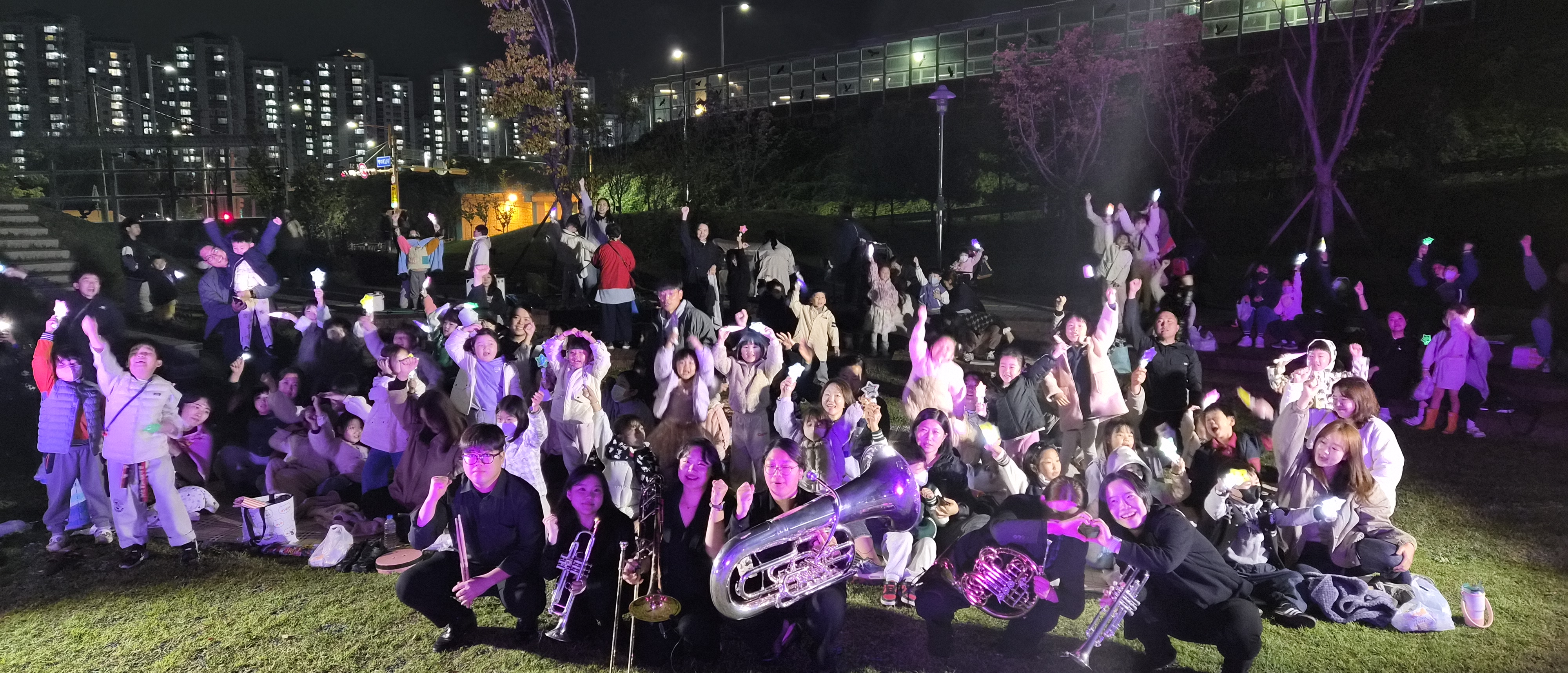 중산초등학교병설유치원은 23일 중산소공원에서 '별빛 아래 가을 하모니' 음악회를 열었다 (2).jpg