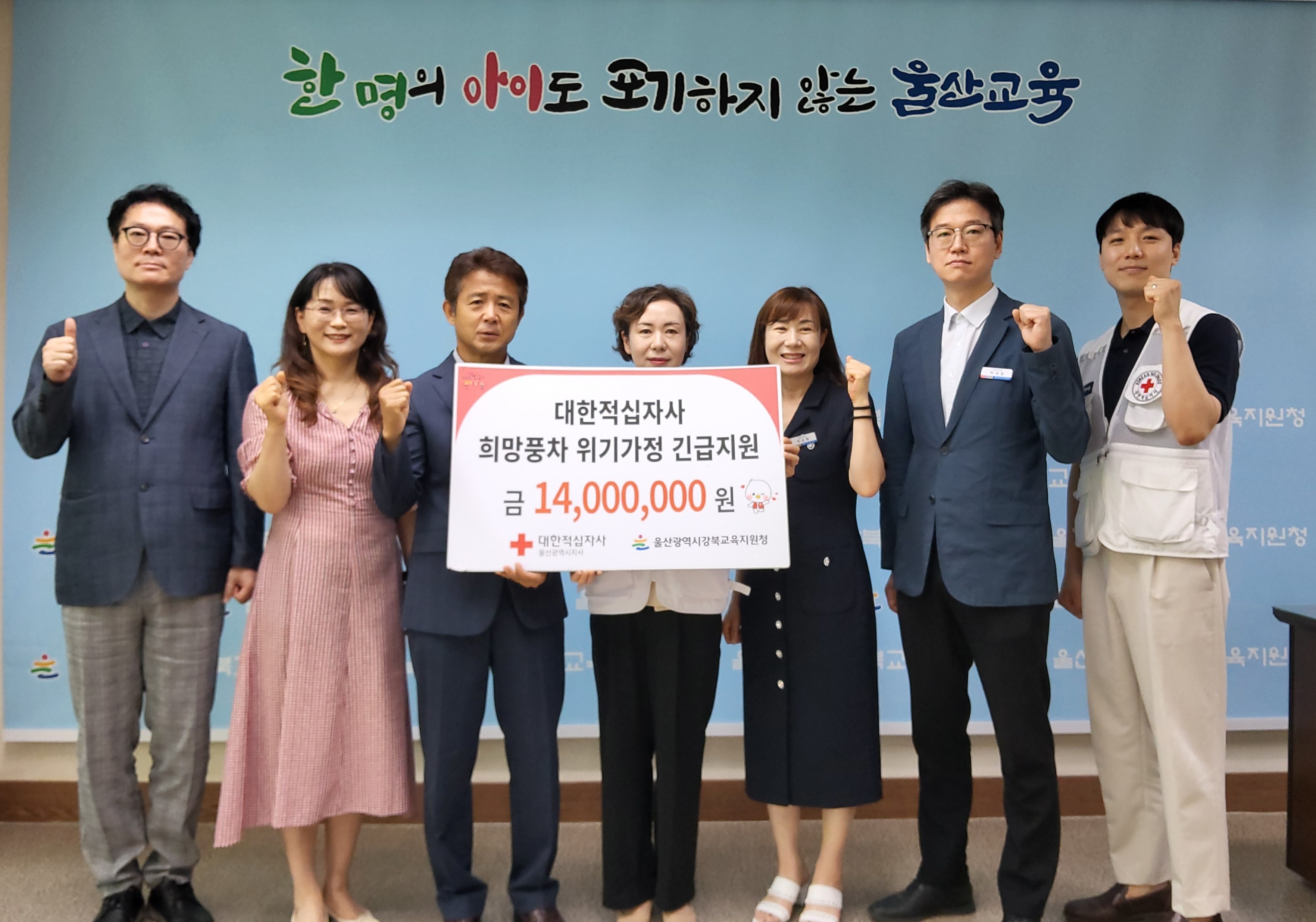 5. 강북 지역 위기가정 학생에게 긴급지원금 전달.jpg