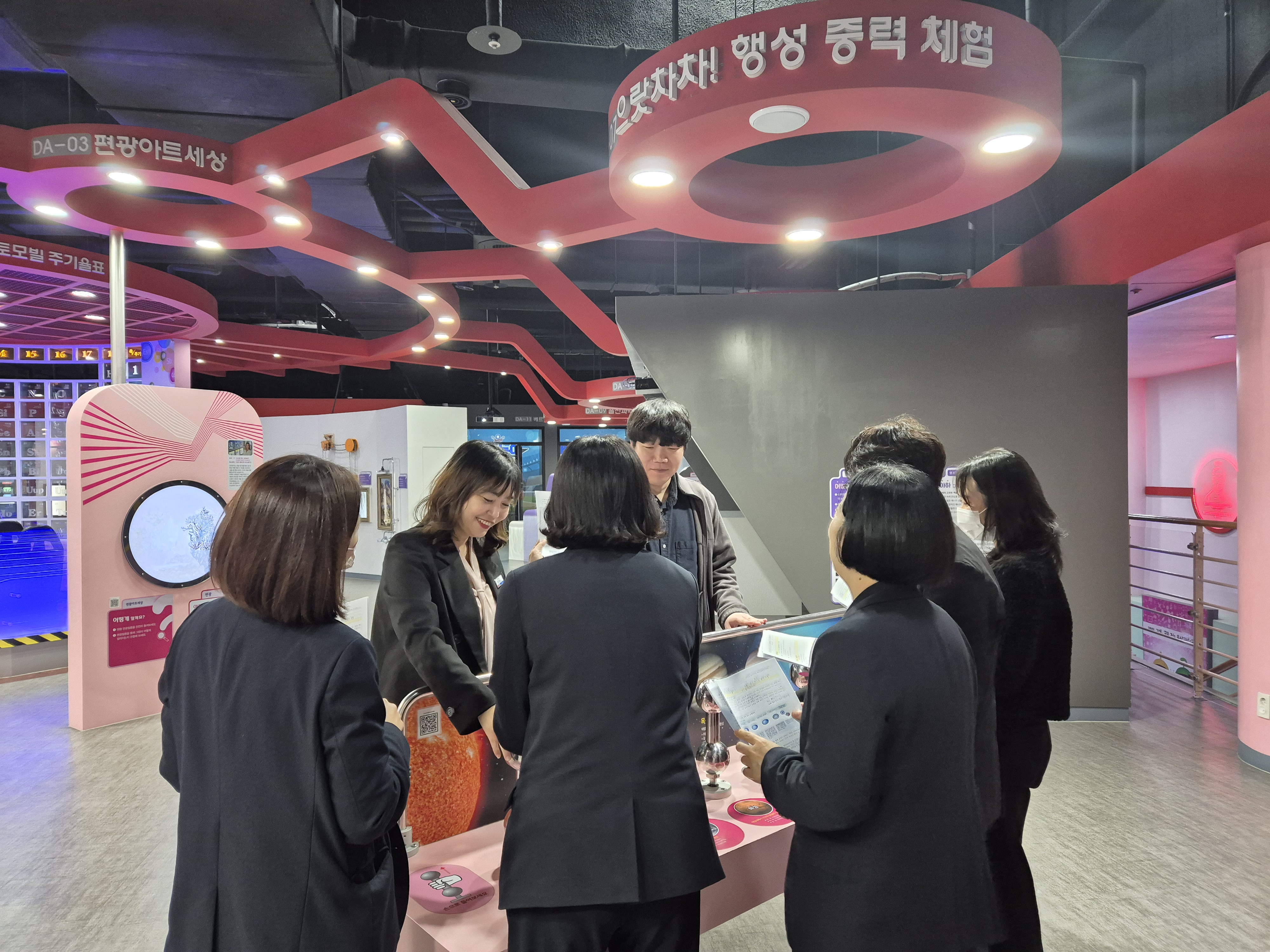 3. 울산과학관이 13일 주관한 '배움공동체' 연수 참가자들이 전시체험관에서 행성중력 체험을 하고있다.jpg
