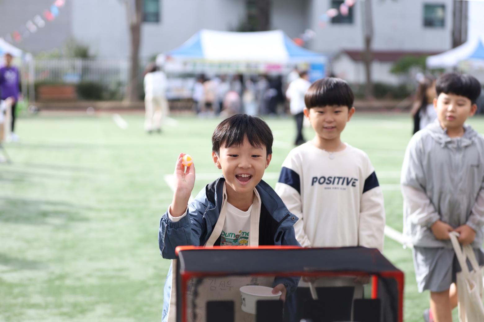 5. 농소초 학생이 '온마을 놀이터 한마당' 에 참여해 체험을 즐기고있다..jpg