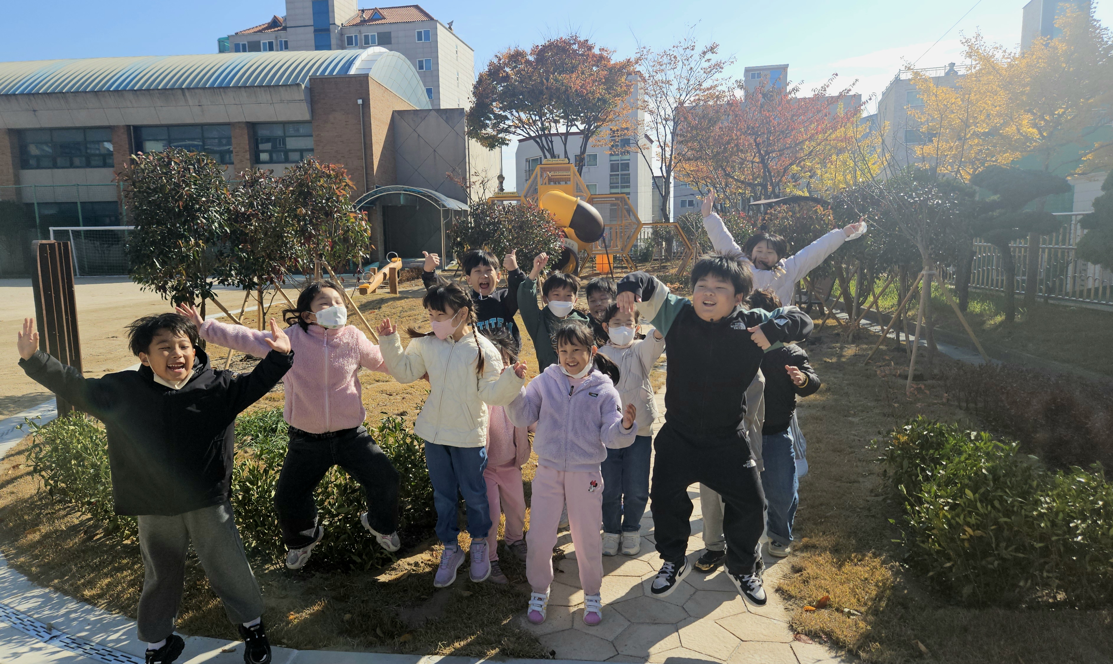 문현초 학생들이 19일 아이 뜰 놀이터에서 활동을 하고있다 (1).jpg