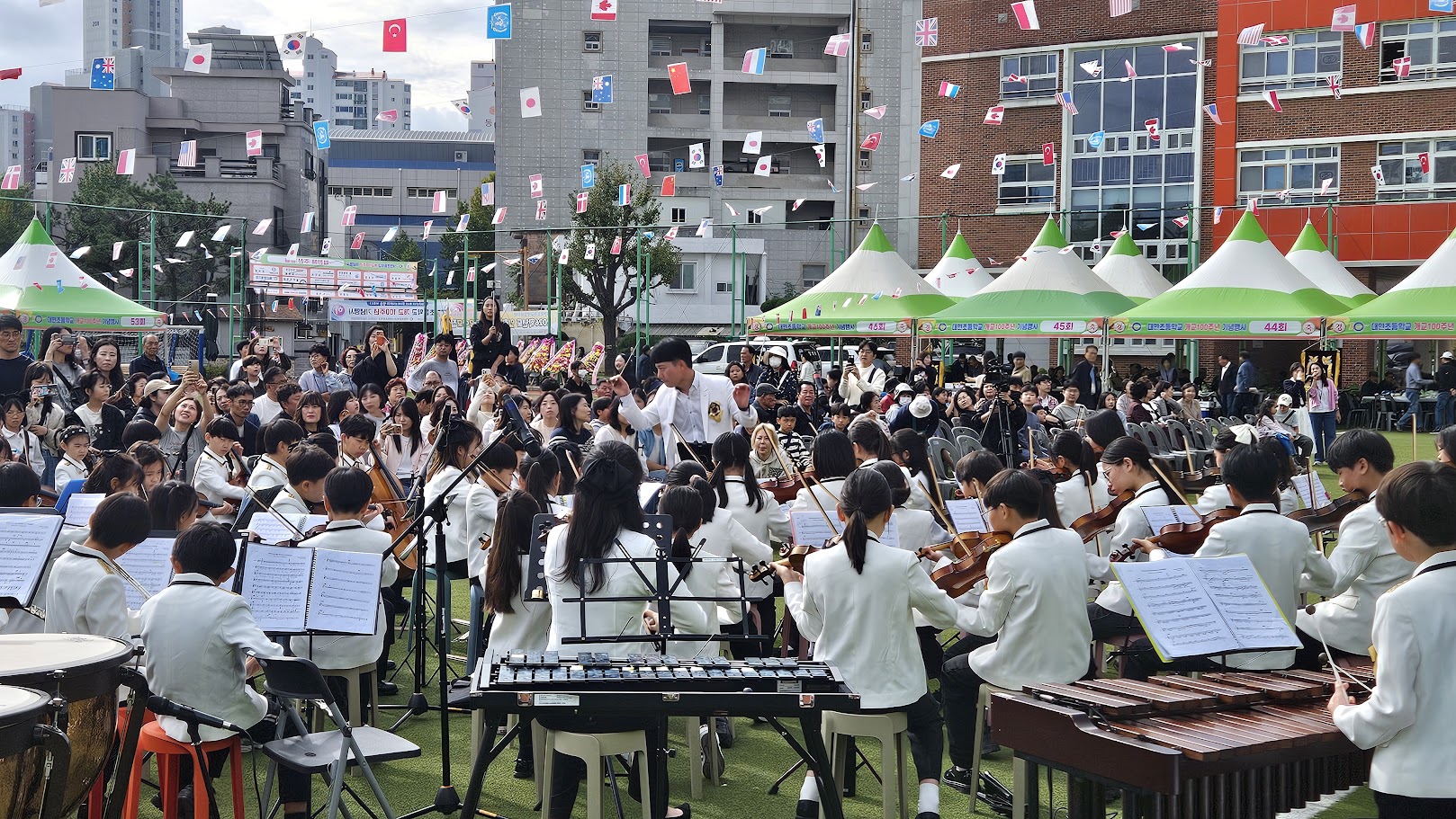 10. 대현초등학교는 25일 운동장과 체육관에서 '개교 100주년 기념행사'를 열었다 (2).jpg