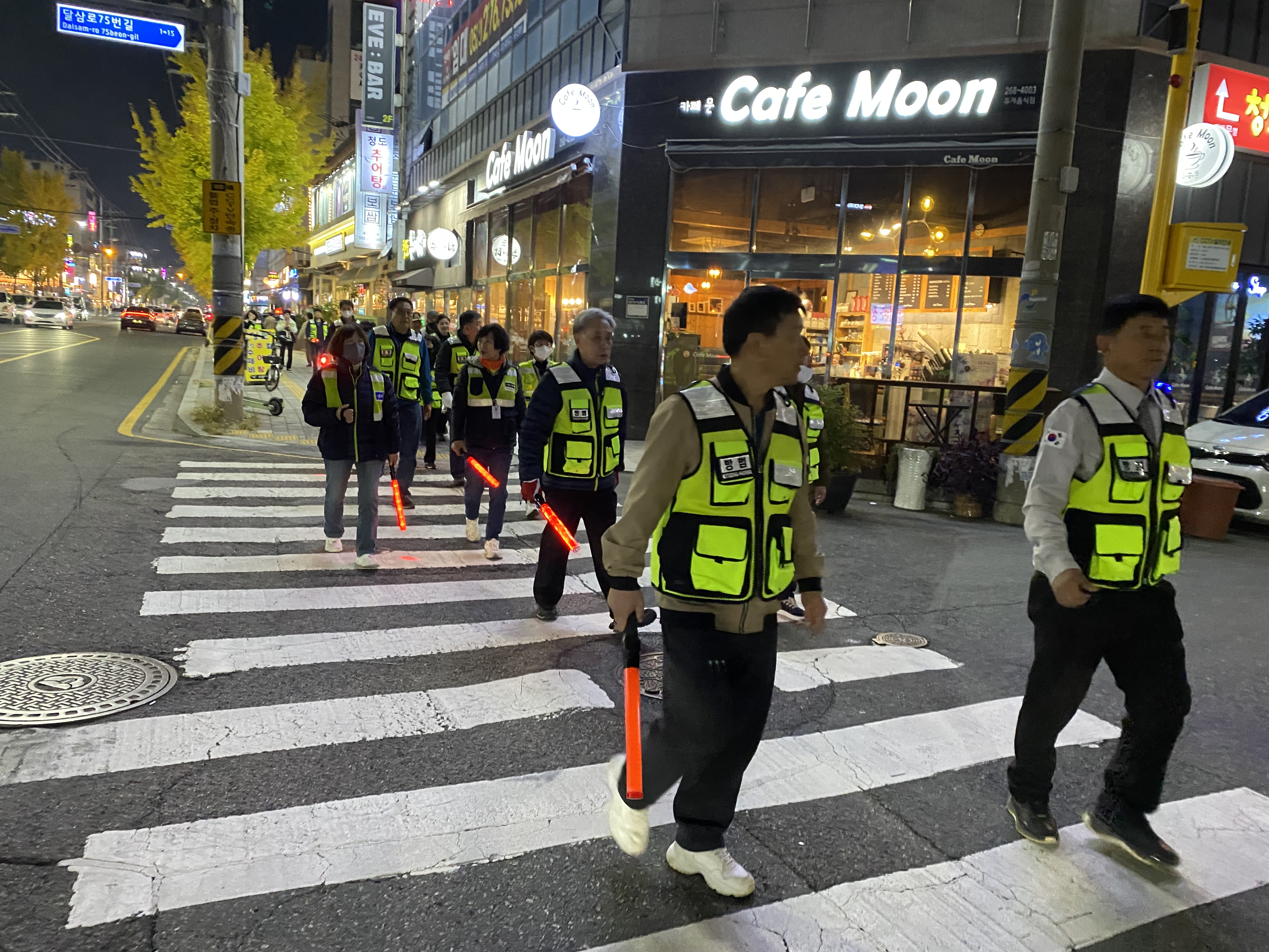 2. 울산교육청은 13일 울산경찰청, 교육기부 안전망 단체와 함께 삼산동 롯데백화점 일원에서 수능 이후 합동 생활지도를 펼쳤다(2).jpg