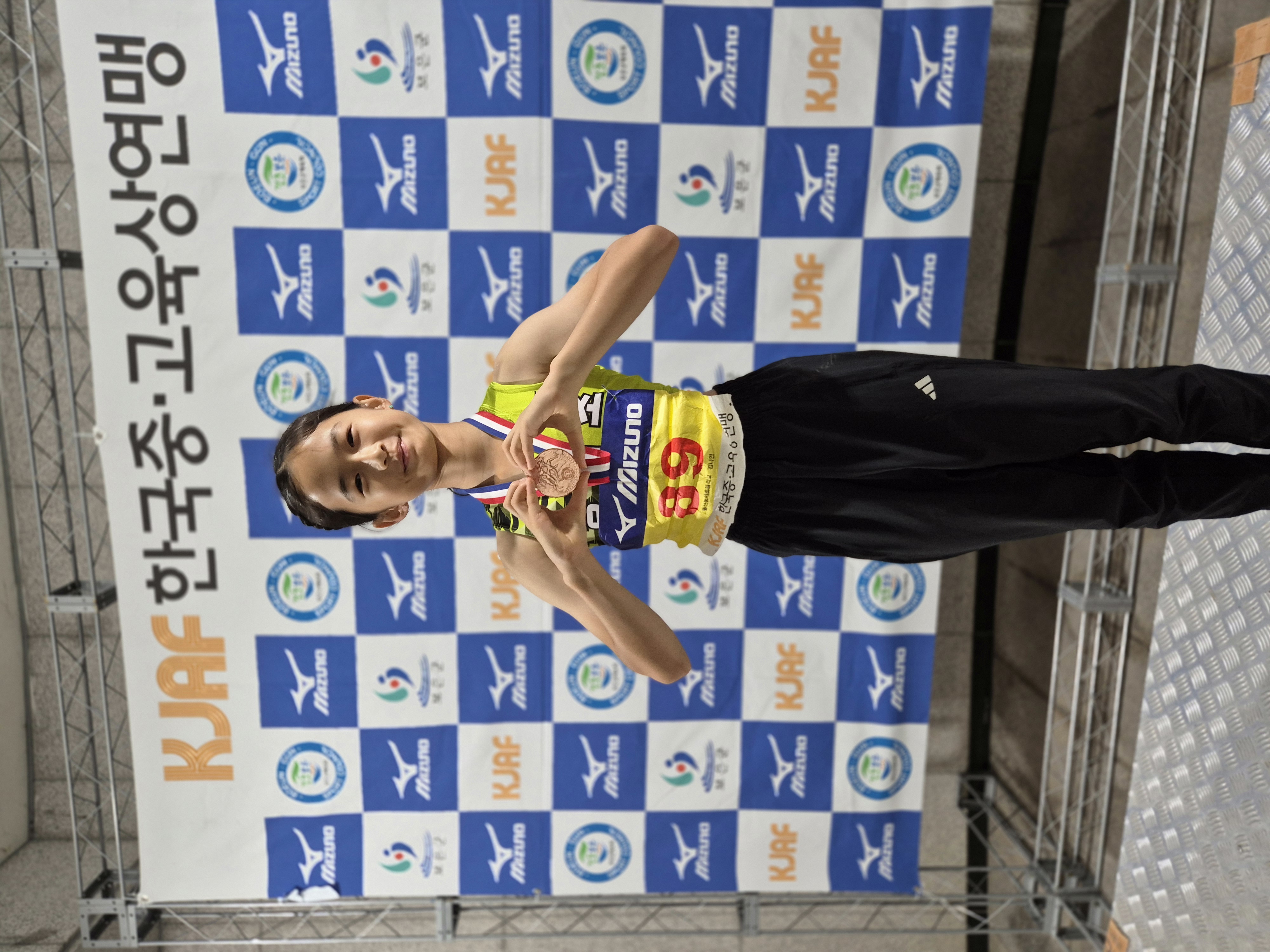 11. 제6회 전국 초중고등학교 학년별 육상대회 멀리뛰기에서 농서초 5학년 김나연 학생이 동메달을 차지하고 기념촬영을 하고있다.jpg