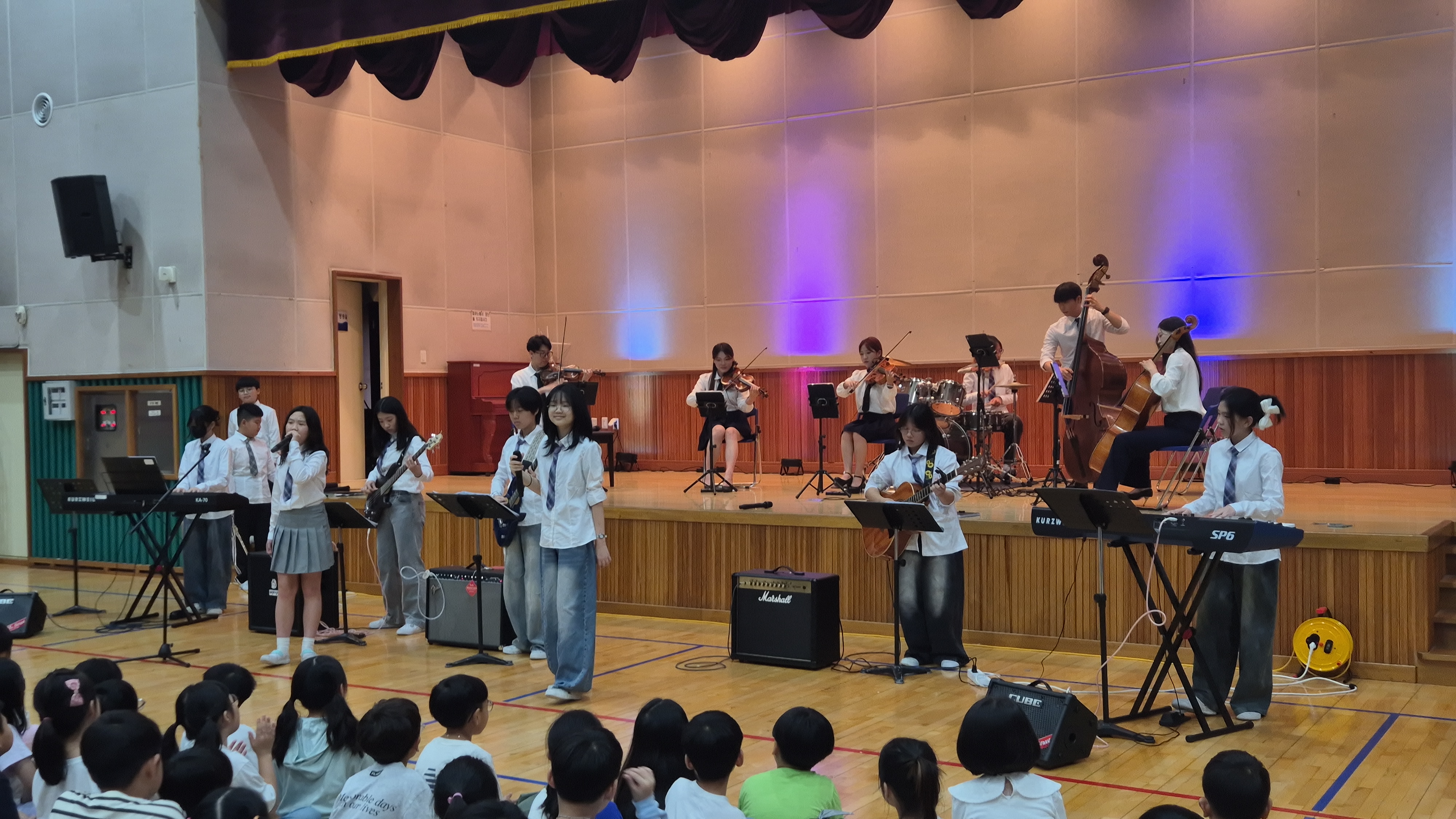 8. 남산초 밴드부 학생들이 13일 강당에서 루체현악단과 함께 합동연주를 하고 있다 (1).jpg