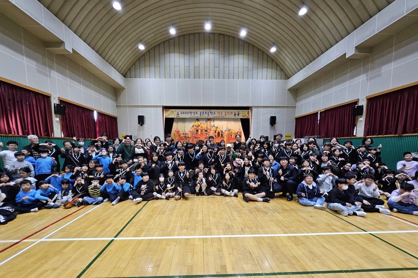 6. 웅촌초등학교 학생들이 29일 체육관에서 열린 '작은 음악회'를 열고  기념사진을 찍고있다.jpg