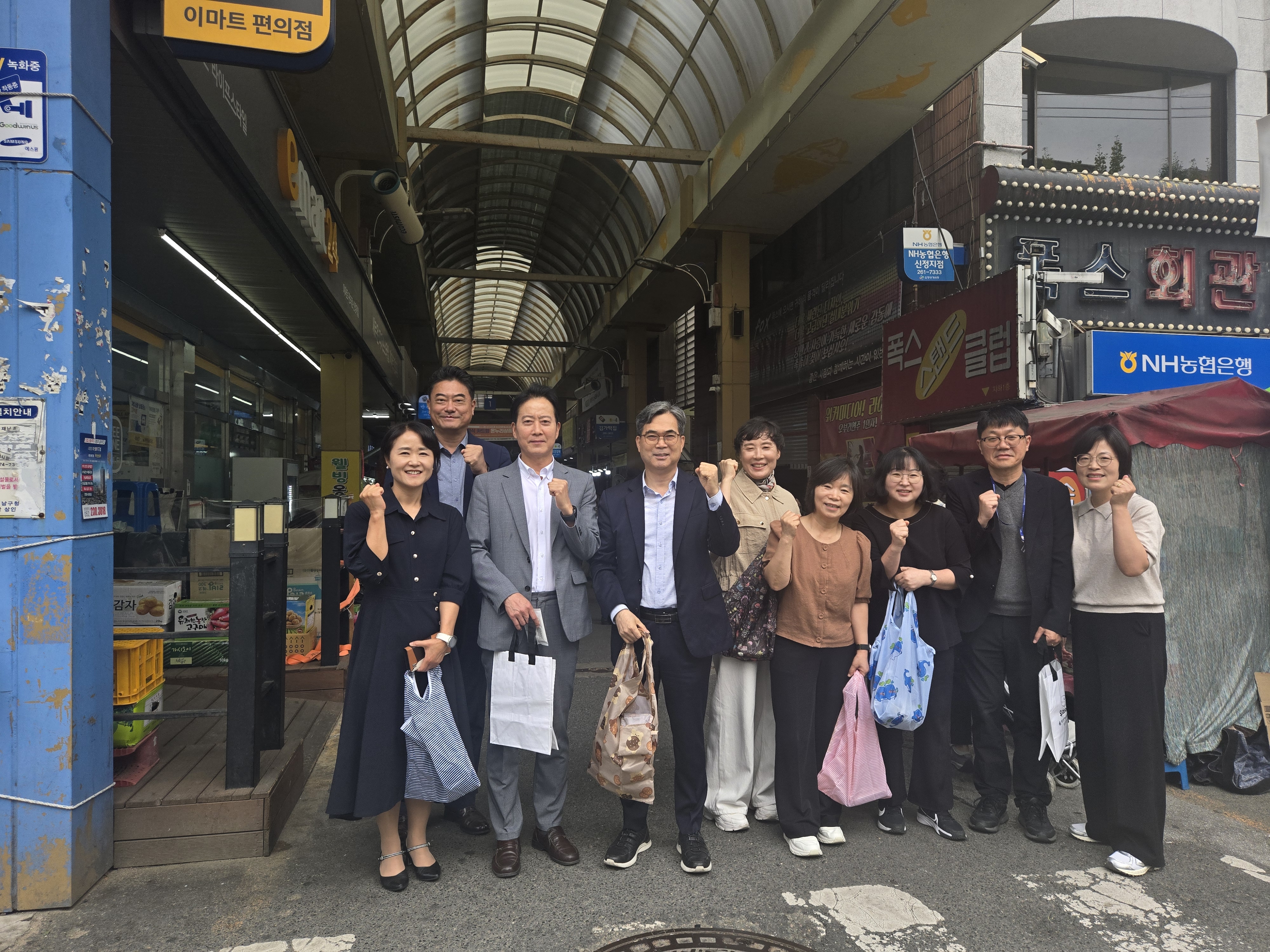 4. 임채덕 강남교육지원청 교육장과 직원들이 2일 남구 신정시장을 찾아 전통시장 장보기 행사 후 기념촬영을 하고있다.jpg