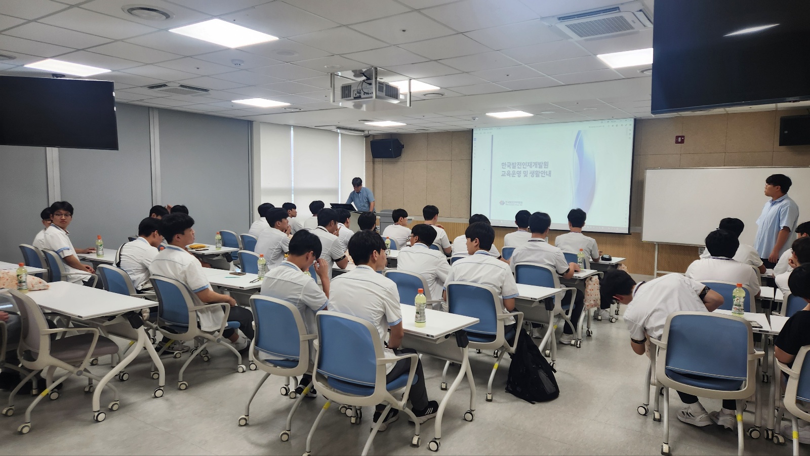 3. 특성화고 학생, 산업현장으로 배움 넓힌다 (2).jpg