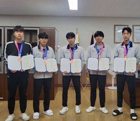 약사고 소프트테니스부는 전국체전에 출전해 단체전 동메달을 획득했다.jpg