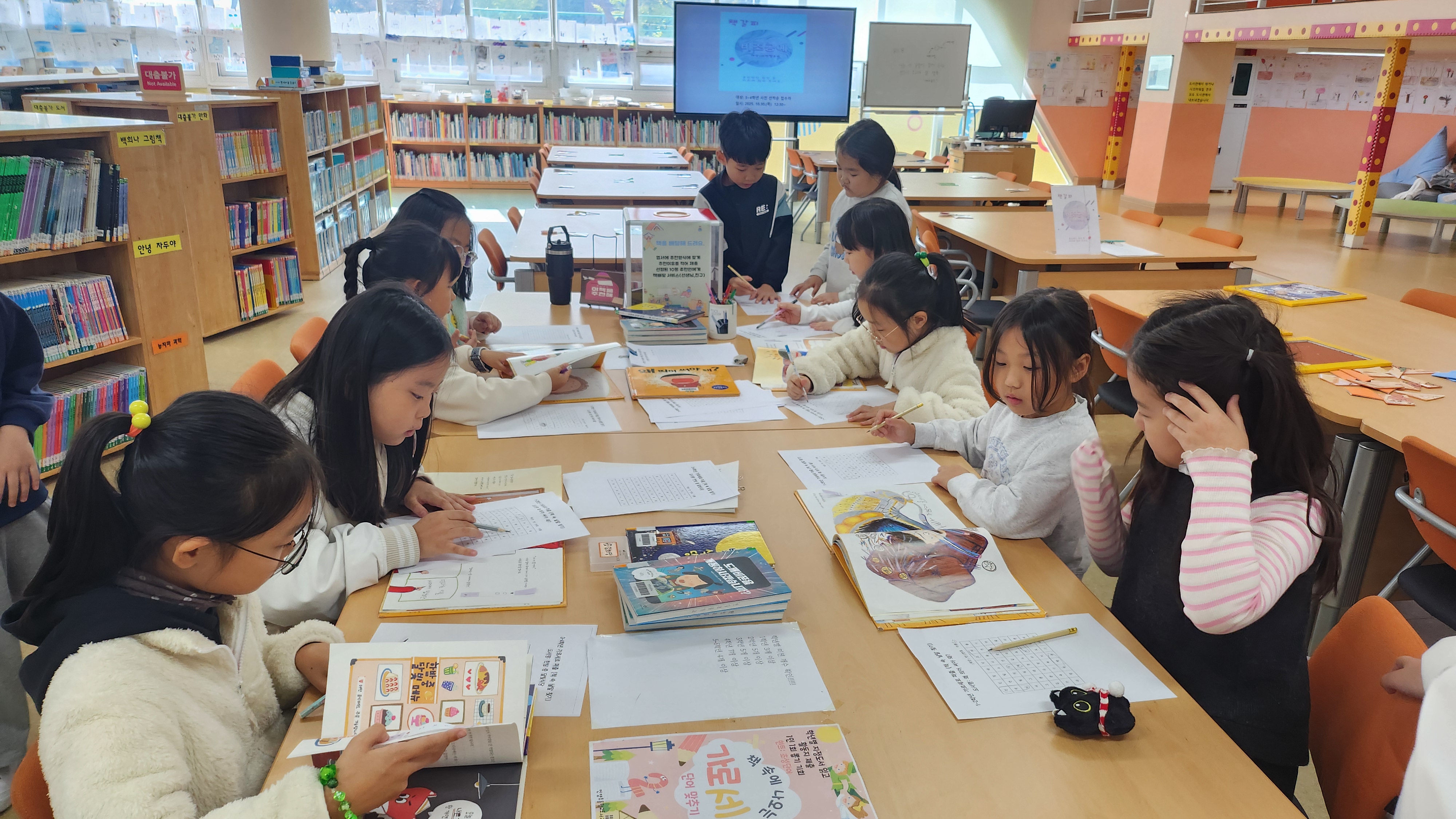 언양초등학교 학생들이 27~31일 도서관에서 열린 다양한 독서 프로그램에 참여하고 있다 (4).jpg