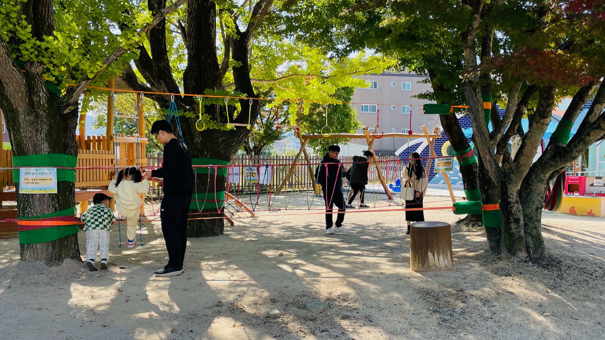 8. 울산유아교육진흥원 큰나무놀이터는 9일까지 실외 놀이터에서 '은행나무 마당 놀이'를 운영한다 (2).jpeg