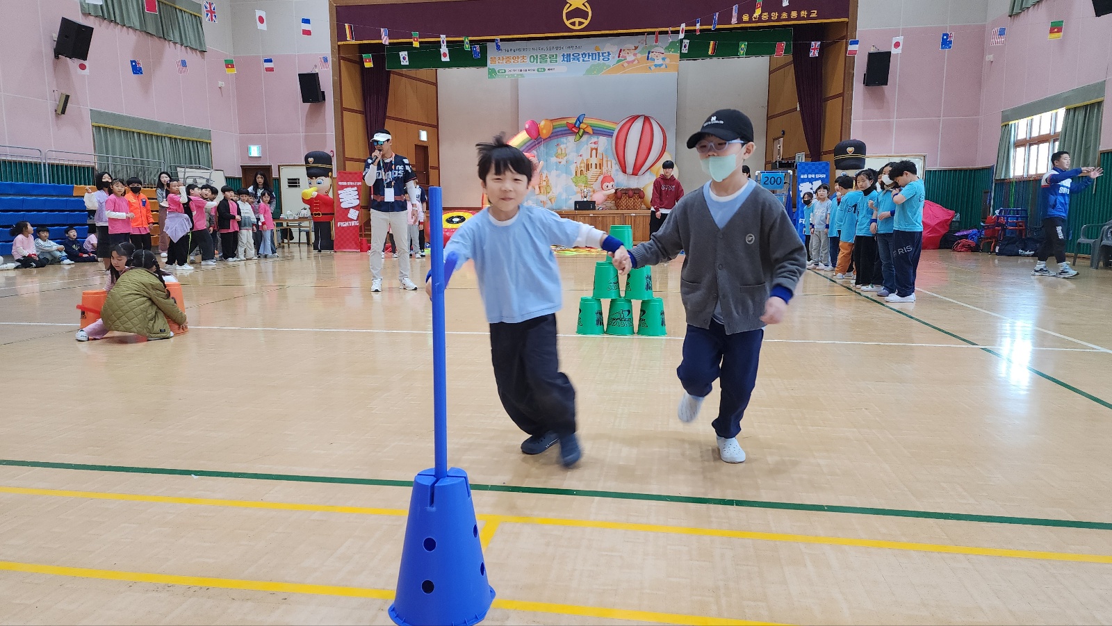 울산중앙초 학생들이 6일 체육관에서 '가을맞이 어울림 한마당' 활동을 하고있다 (4).jpg