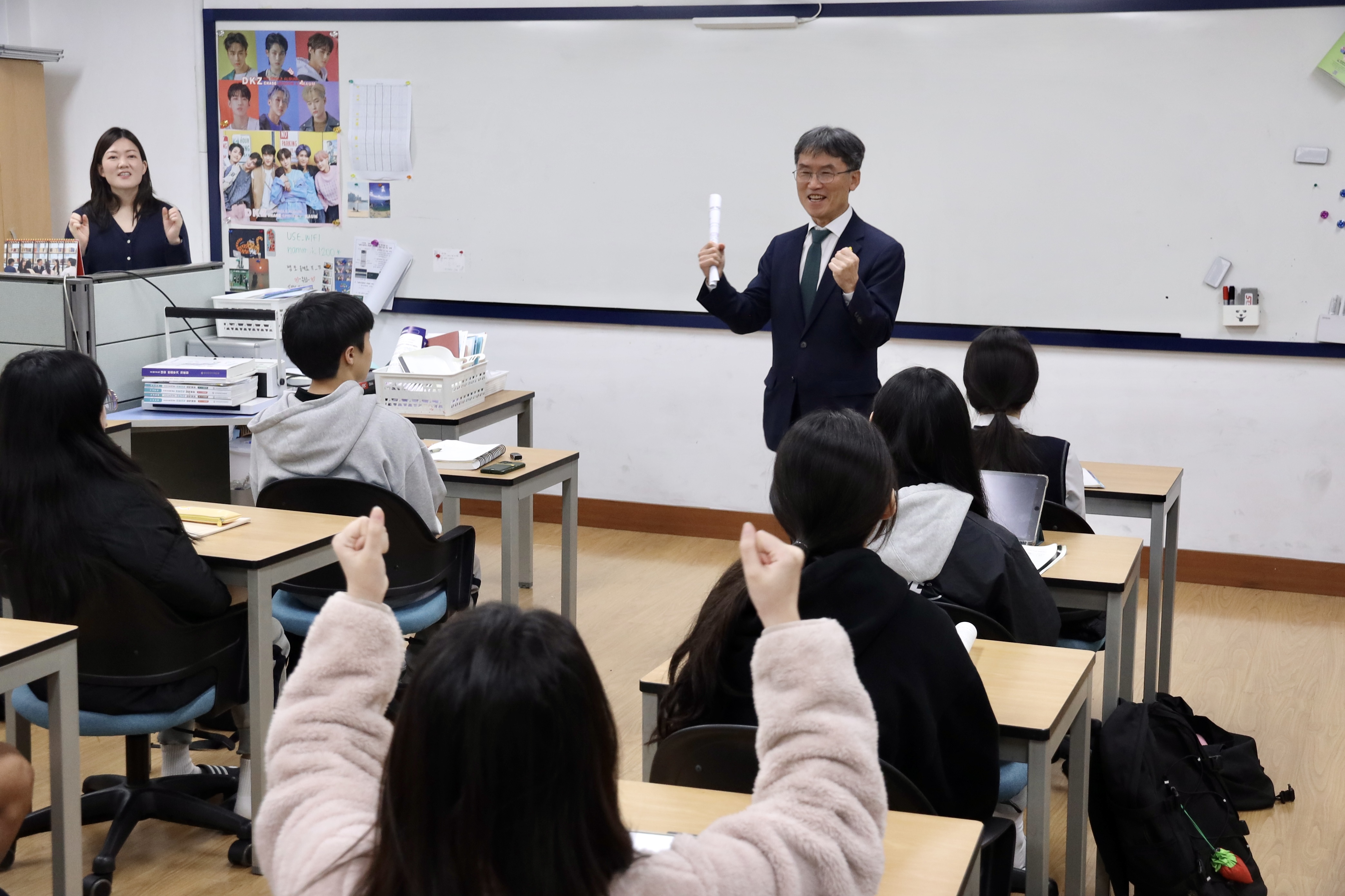 1. 천창수 교육감이 29일 남목고등학교 3학년 교실에서 수험생들을 응원하고 있다.jpg