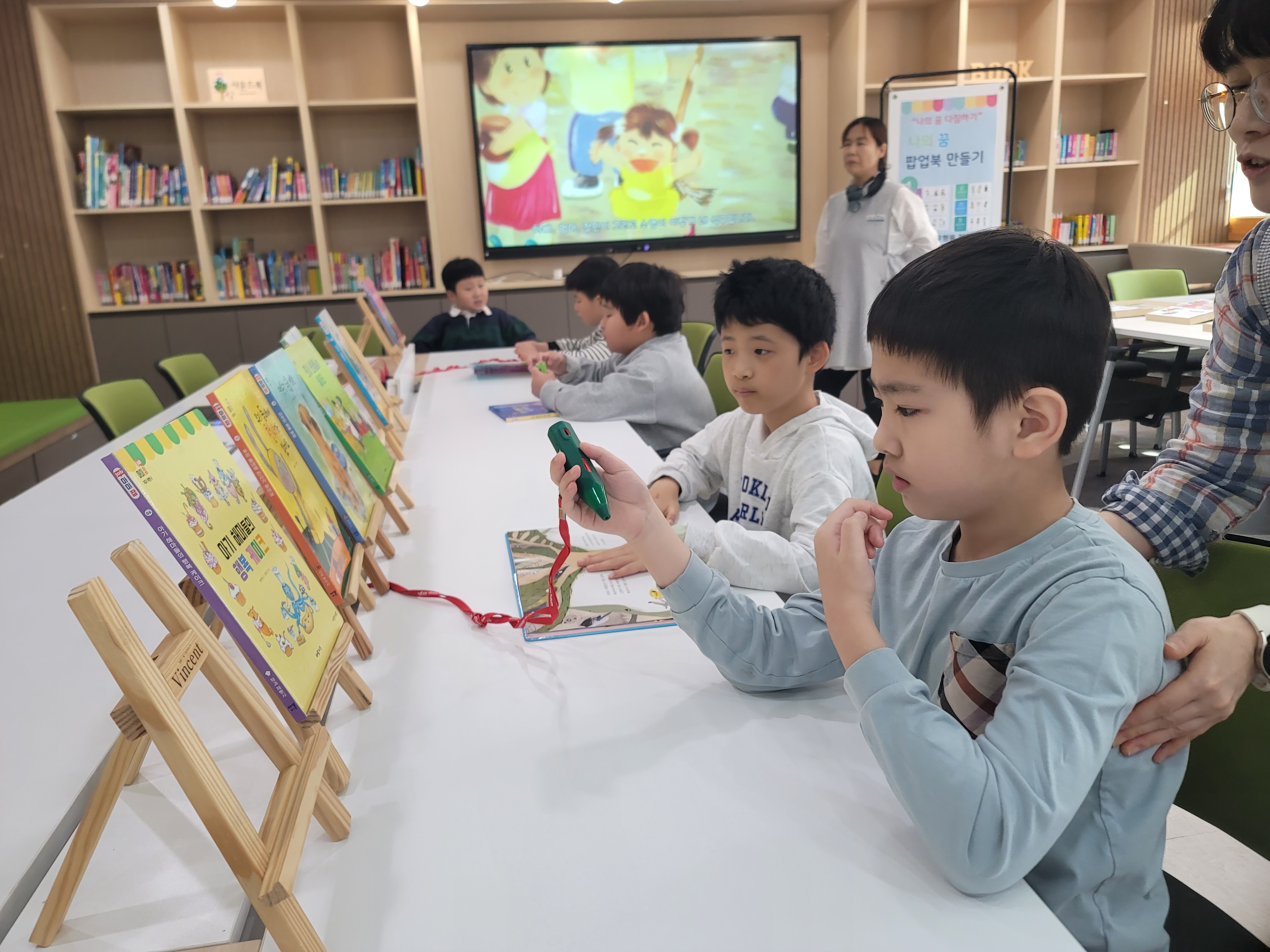 울산행복학교 학생들이 14일 도서관에서 진로 체험 활동을 하고있다 (1).jpg