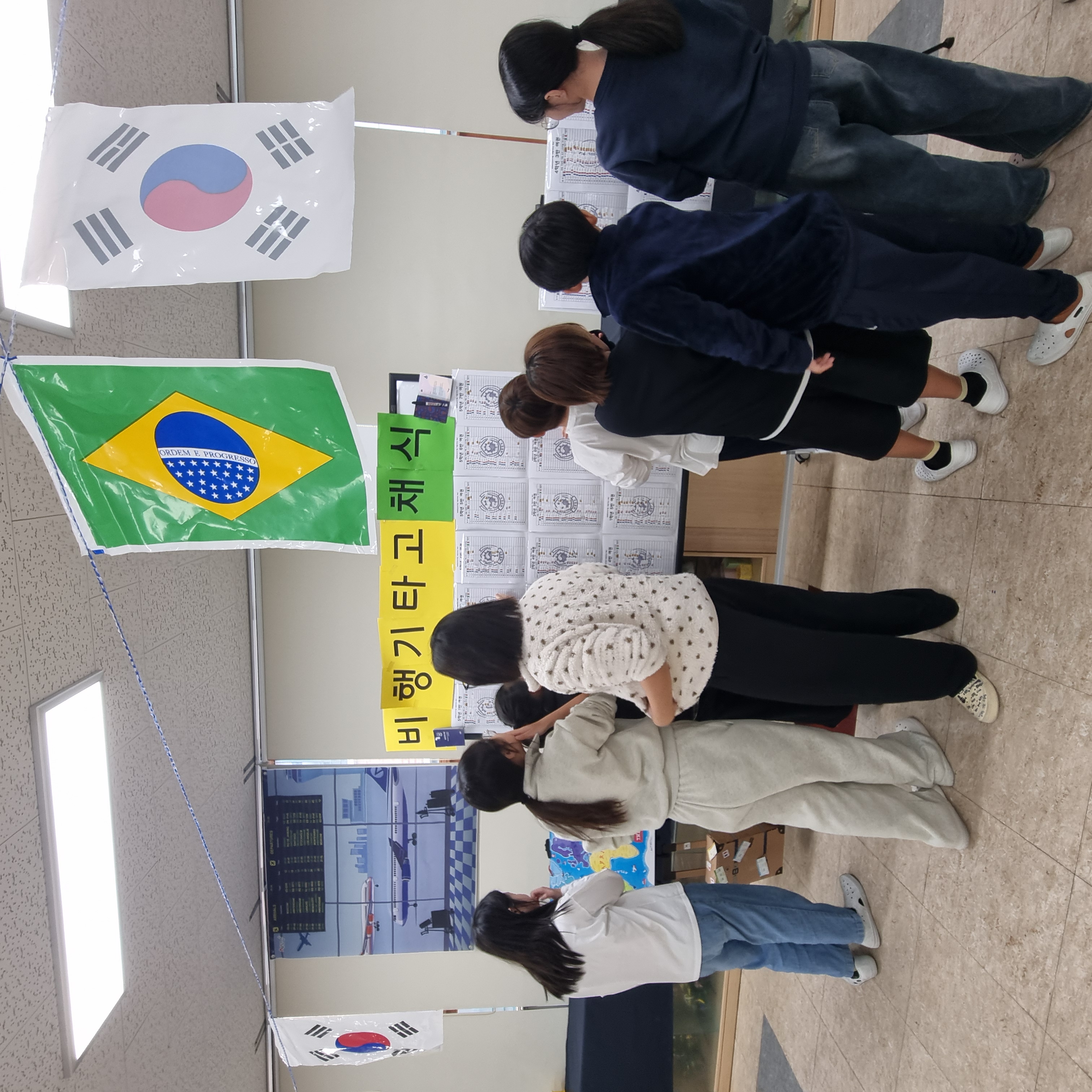 매산초 학생들이 5일 '비행기 타고 채식' 활동으로 여러 나라의 식문화를 배우고 있다.jpg