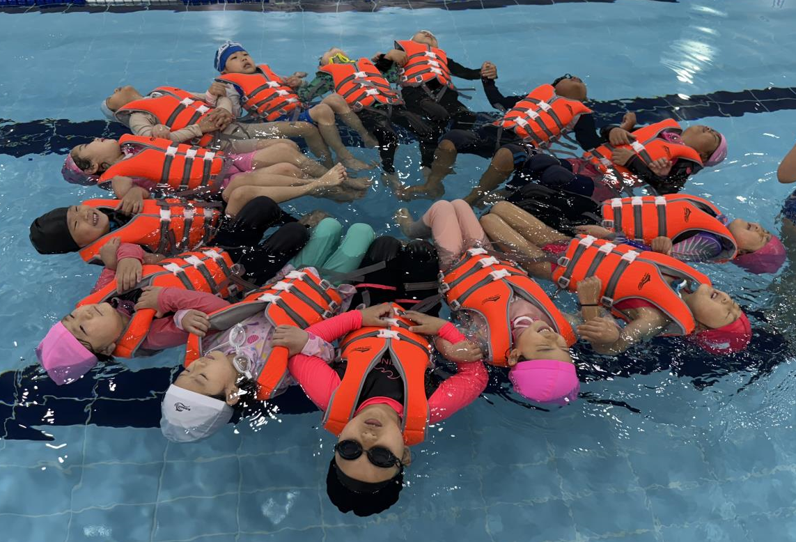 2. 연암초병설유치원 원아들이 북구 스타키즈수영장에서 생존수영을 배우고 있다.png
