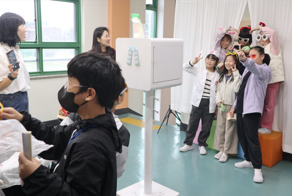 8. 남산초 학생들이 21일 '남산 안전 축제'에서 인생네컷 촬영을 하고있다.JPG