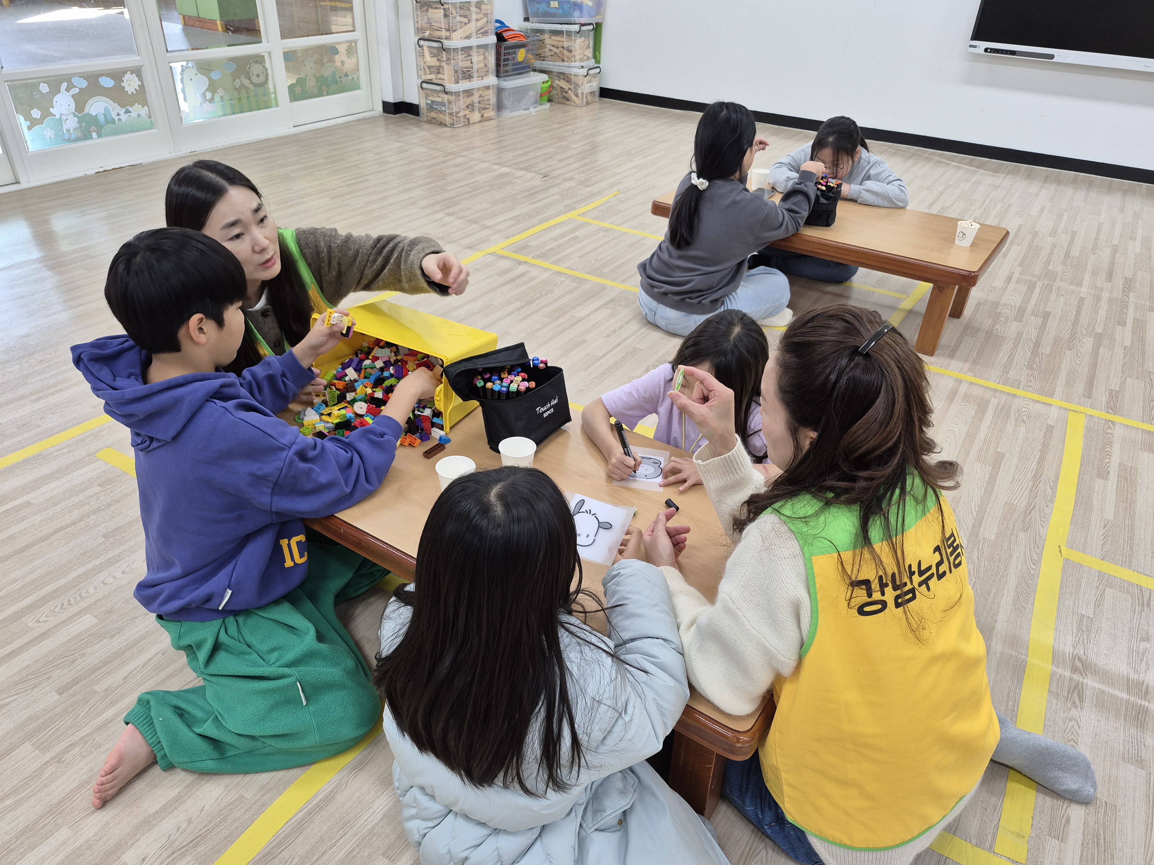 강남초 학부모 누리봉사단이 올해 4월부터 꾀누리실에서 틈새 돌봄을 운영하고 있다 (2).jpg