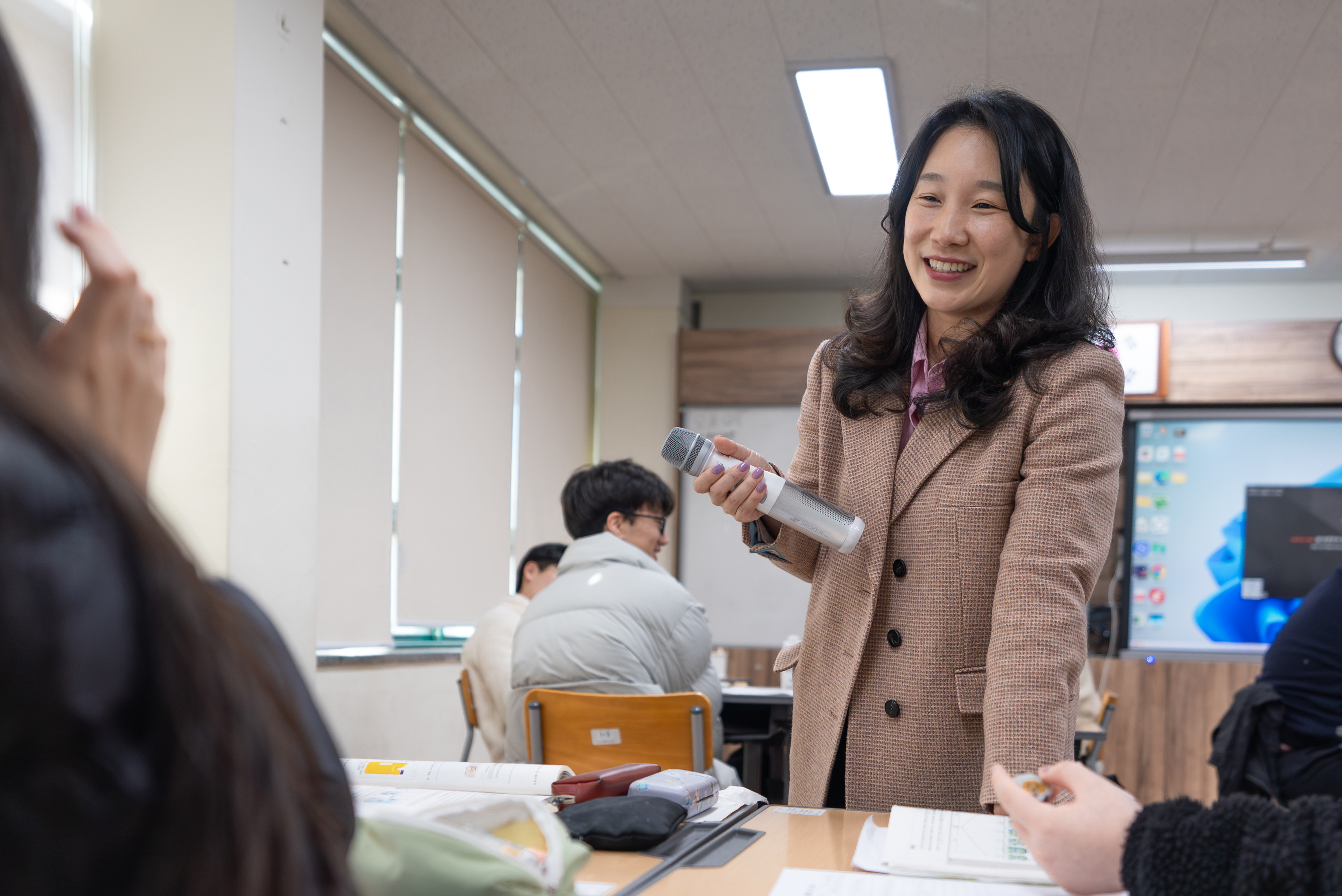1. 문수고 김여명 교사가 17일 교실에서 '거꾸로 수업'을 하고있다 (2).jpg