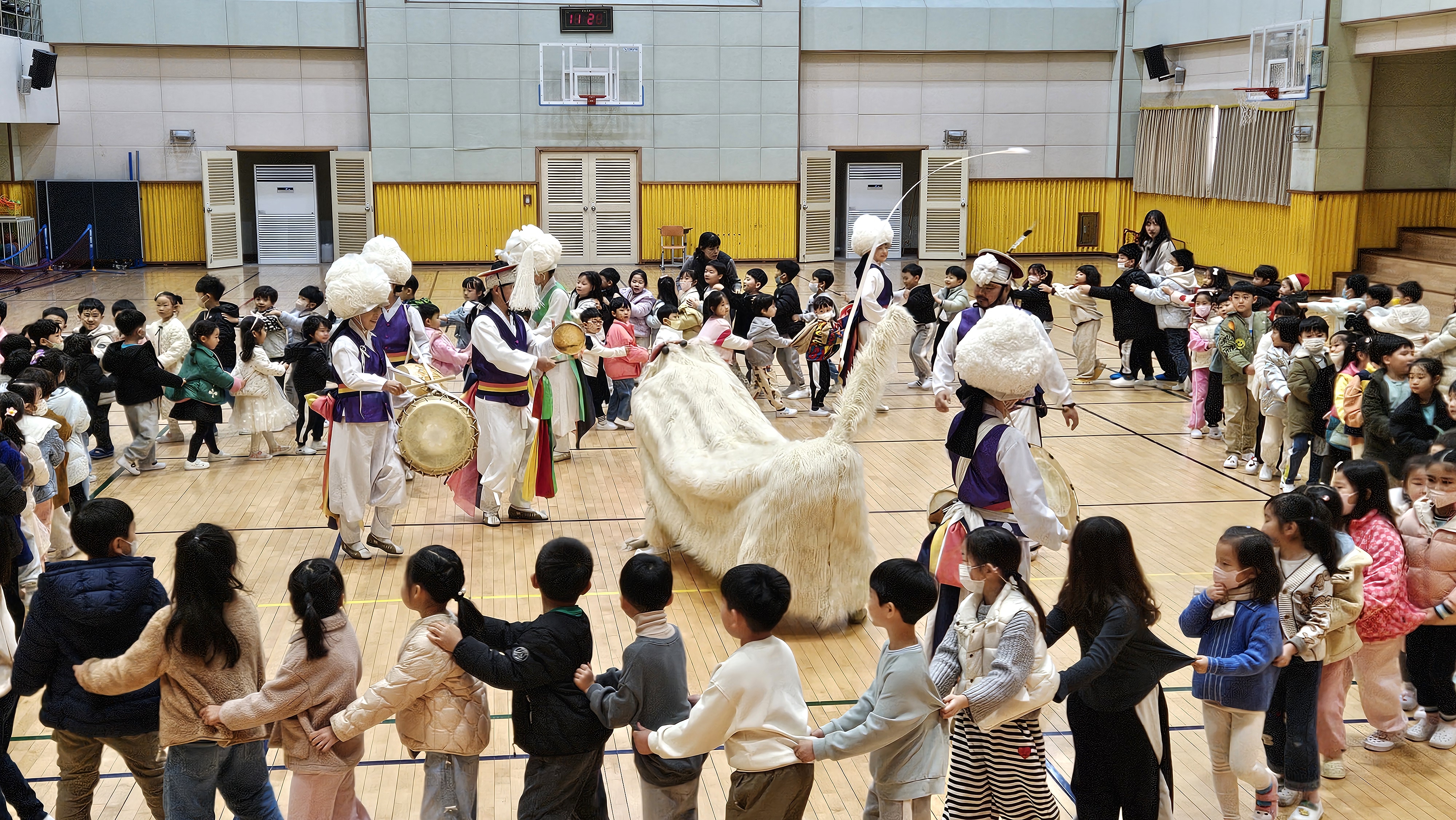 울산초병설유치원 원아들이 24일 체육관에서 국악한마당 놀이를 즐기고 있다 (2).jpg