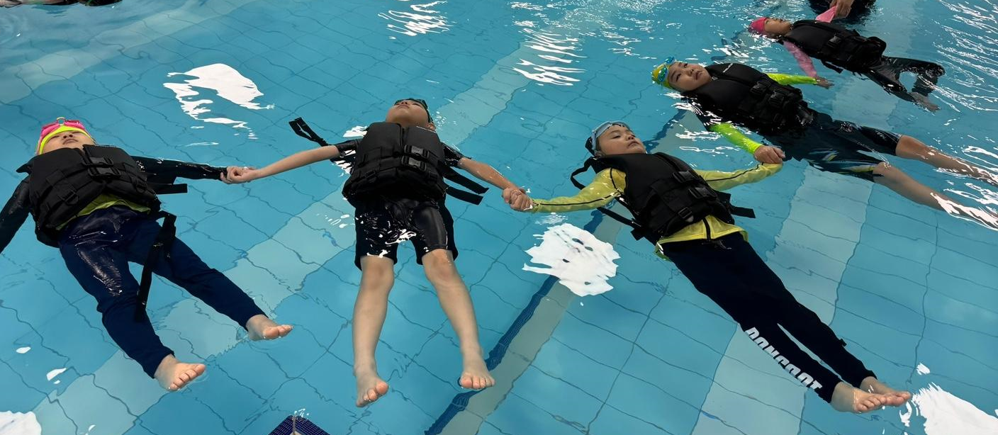 2. 해담솔유치원 원아들이 아이캔스윔 수영장에서 생존수영을 배우고 있다.png