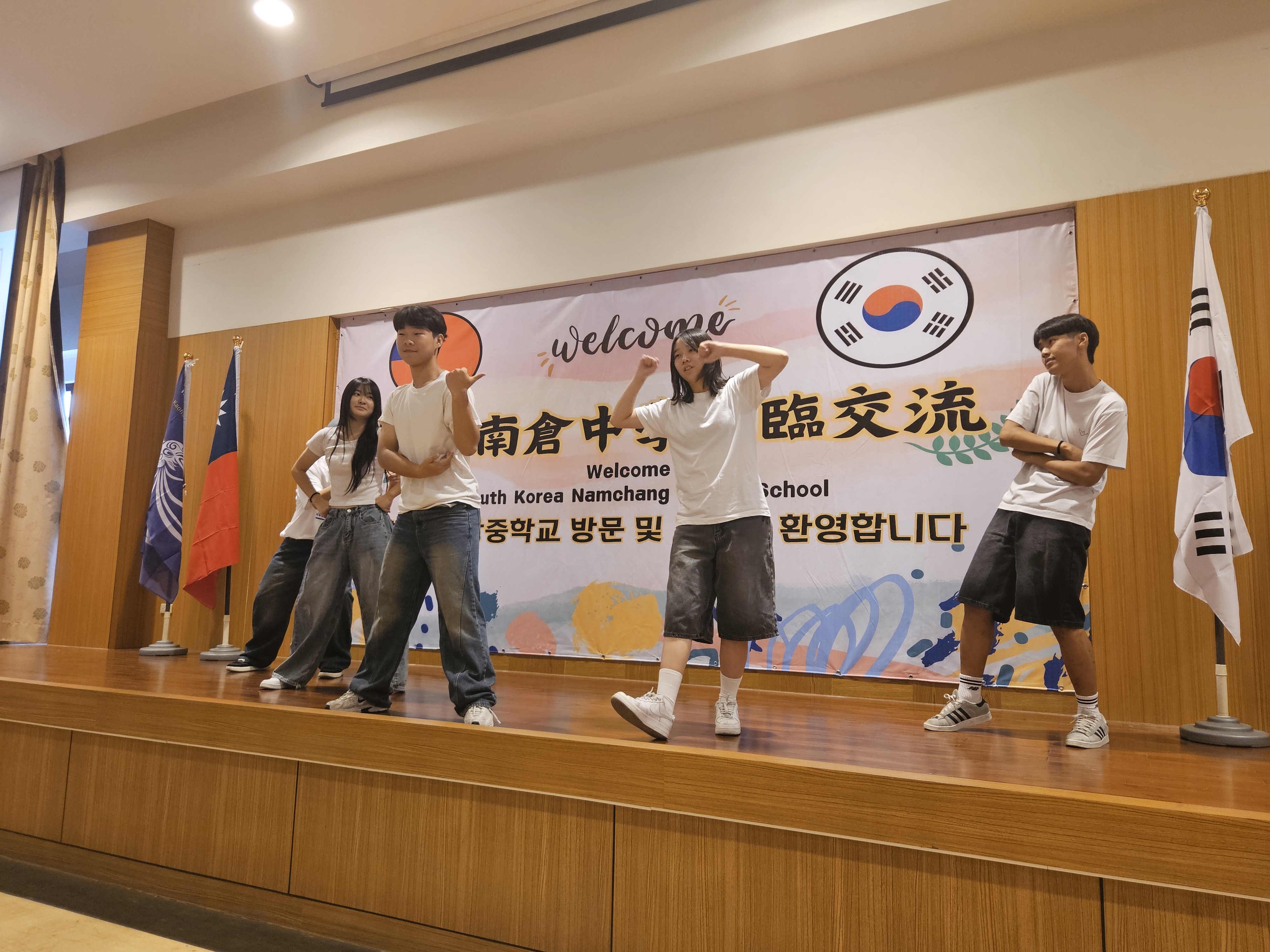 9. 남창중 학생들이 22~25일 대만 펑시중학교 교류행사에서 케이팝 댄스를 선보이고 있다 .jpg