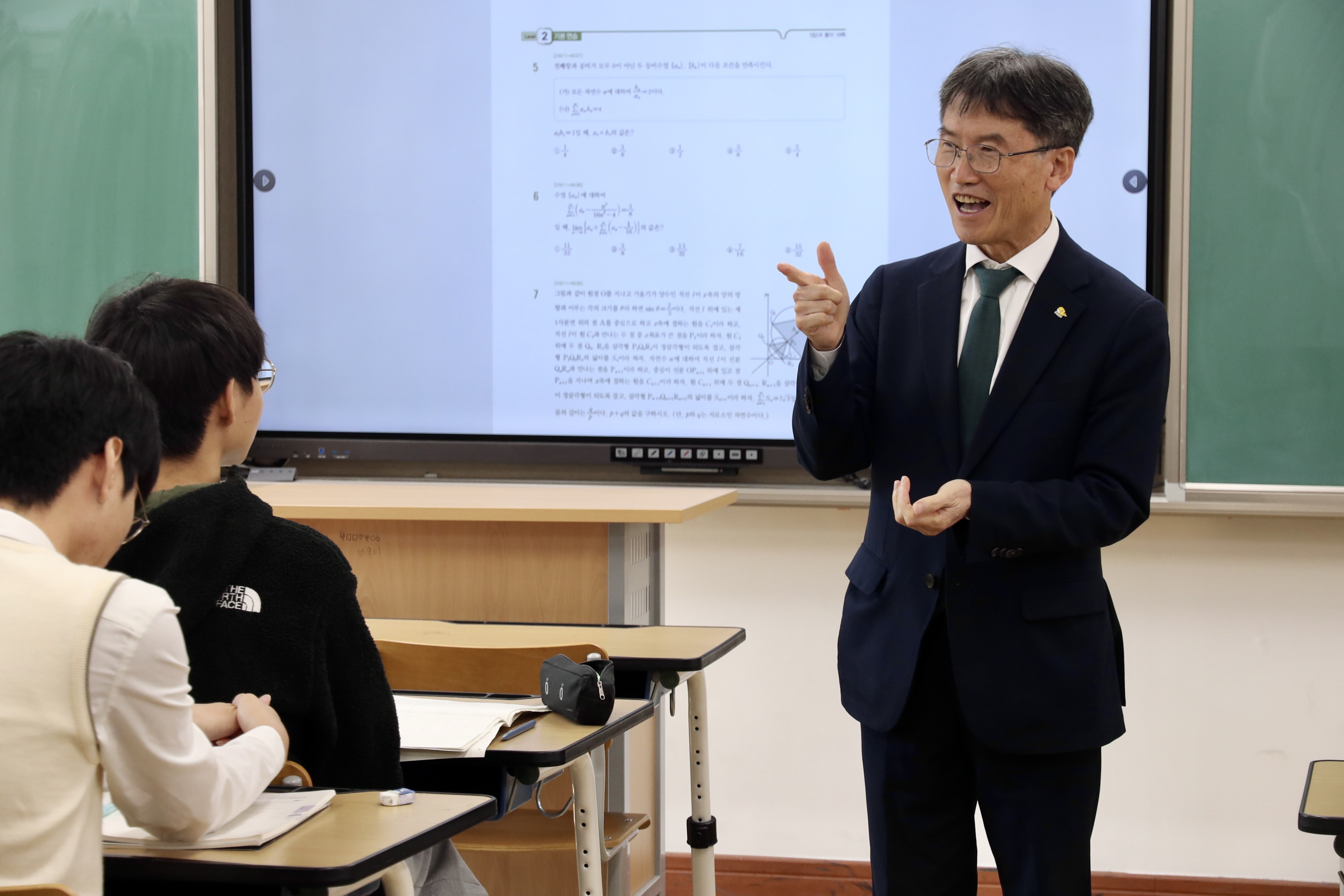 1. 천창수 교육감이 29일 다운고등학교 3학년 교실에서 수험생들을 응원하고 있다.jpg