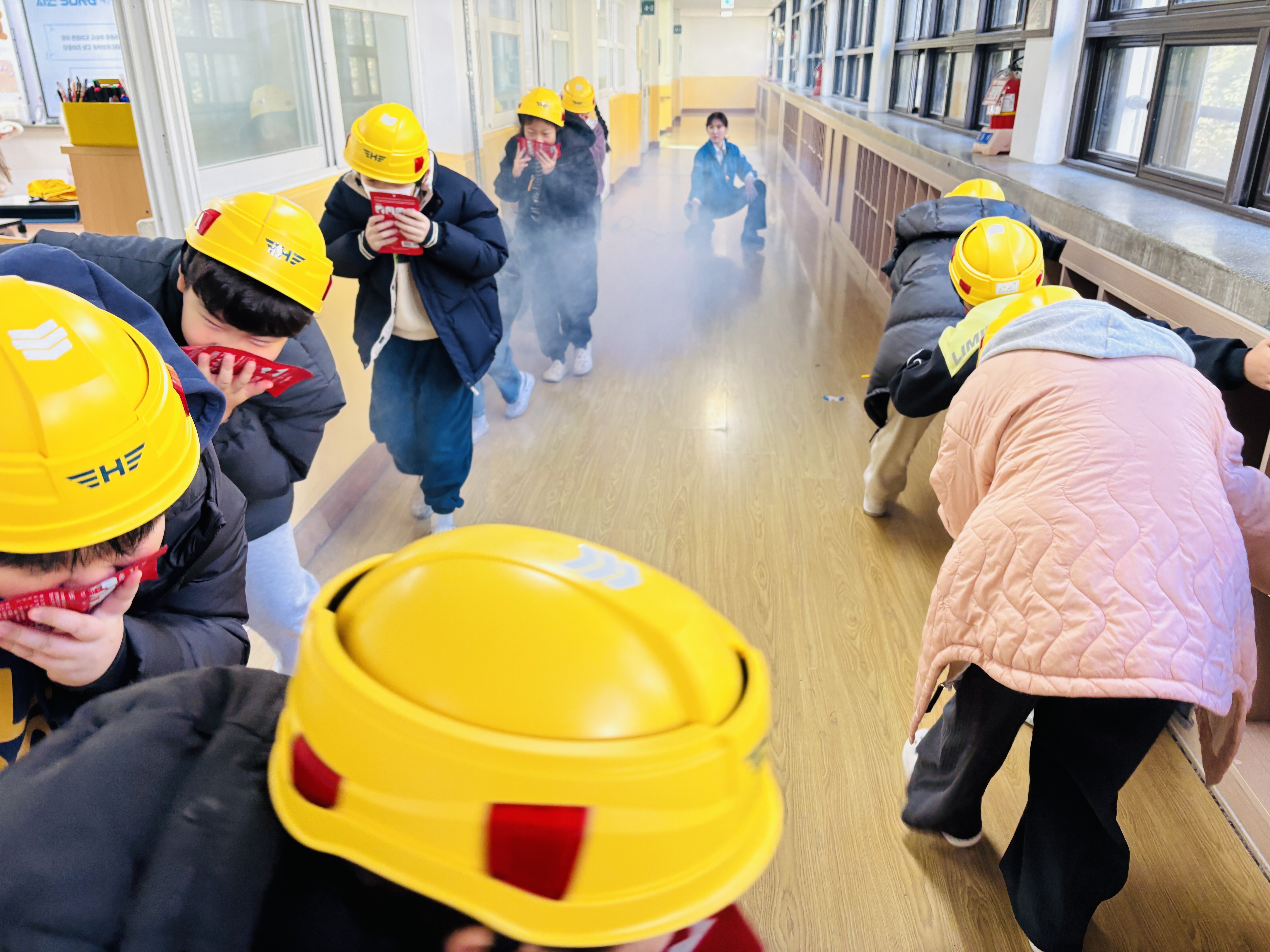 1. 여천초 학생들이 19일 지진대피 훈련을 하고있다.jpg