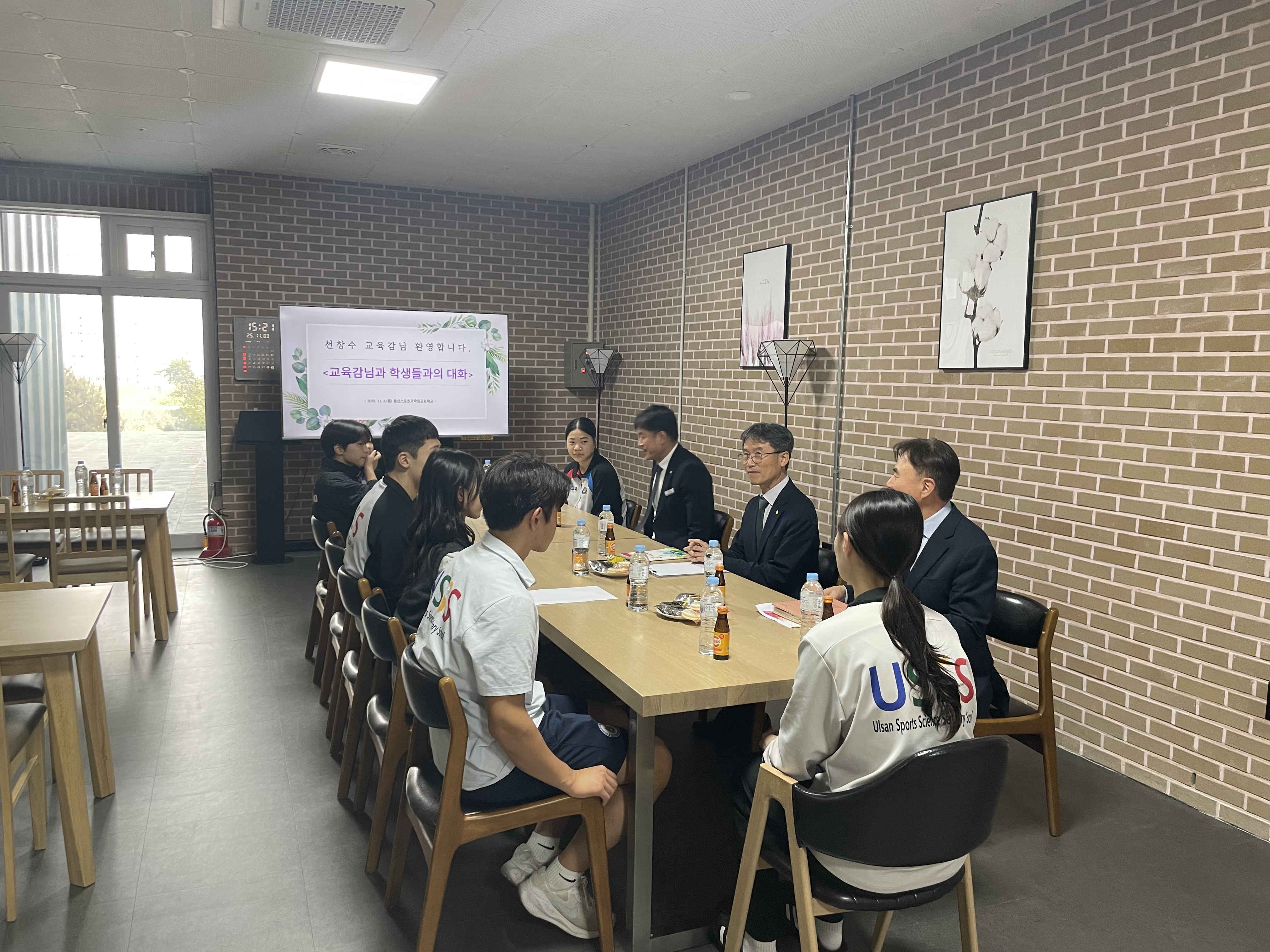 천창수 교육감은 3일 울산스포츠과학고를 방문해 학생 선수들을 격려하고 학교 현안을 공유했다 (3).jpg