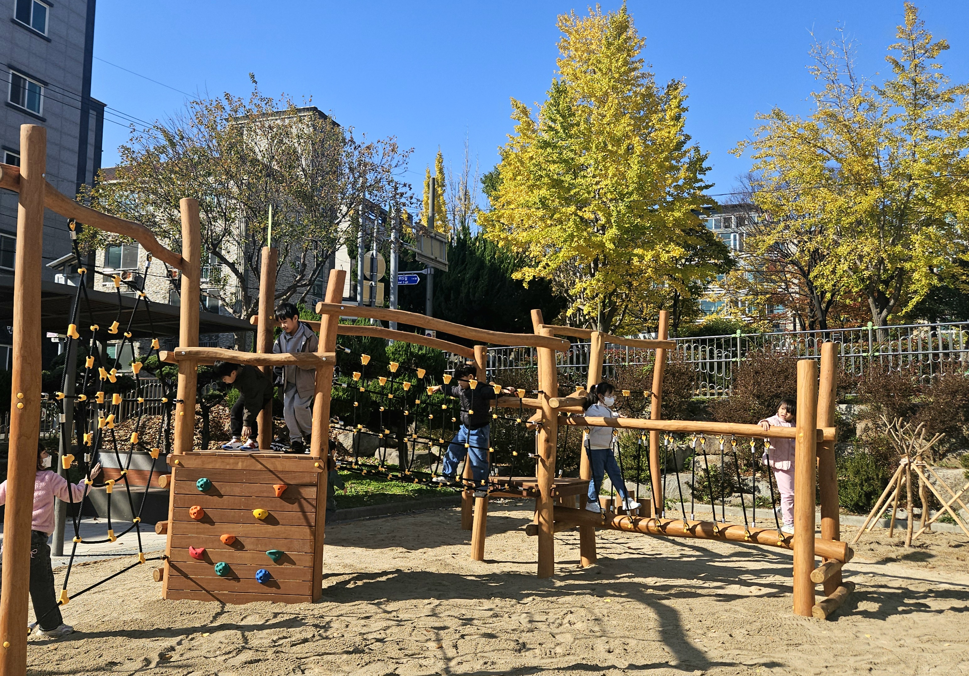 문현초 학생들이 19일 아이 뜰 놀이터에서 활동을 하고있다 (2).jpg