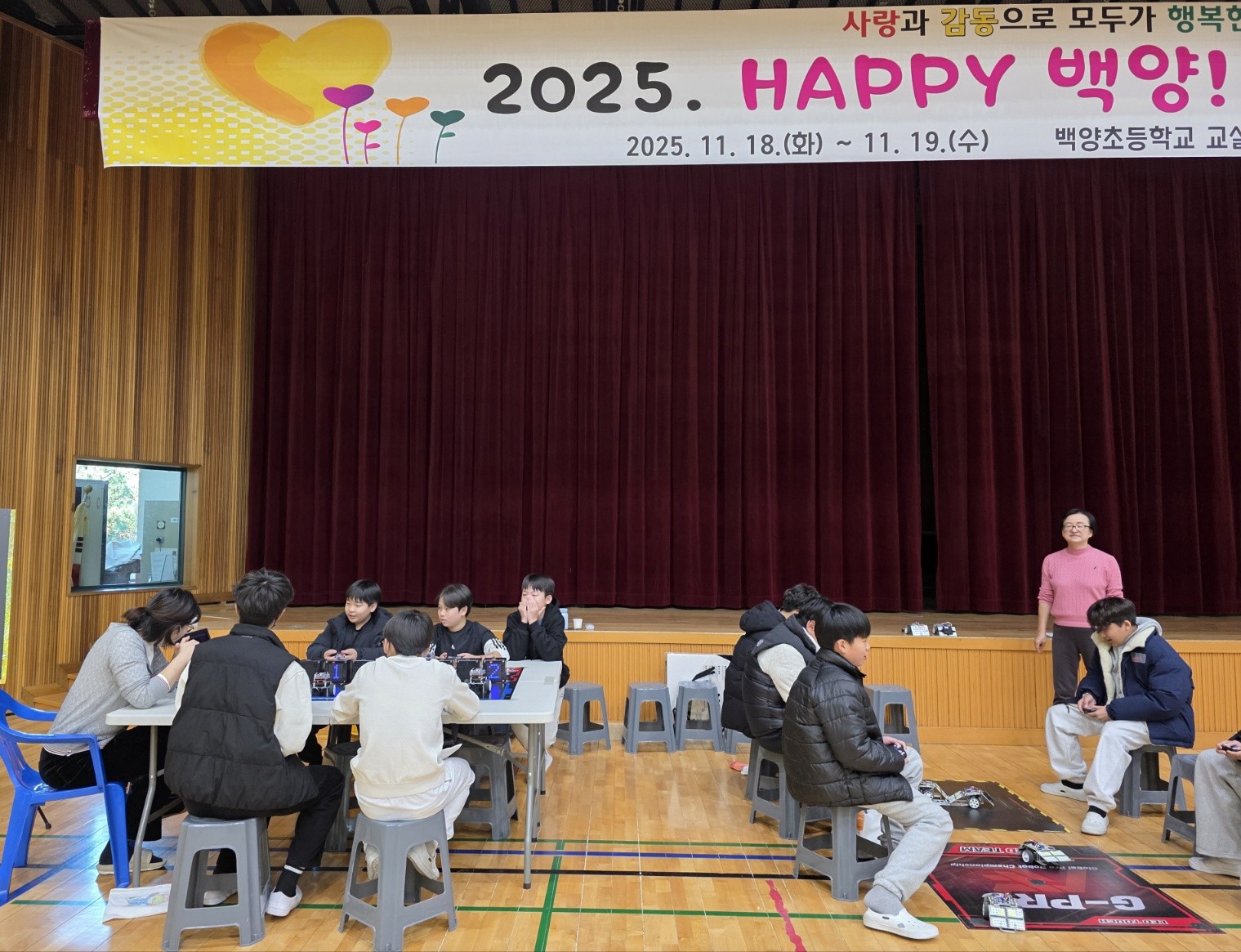 백양초 학생들이 18~19일 체육관에서 여러가지 체험을 하고있다 (1).jpg