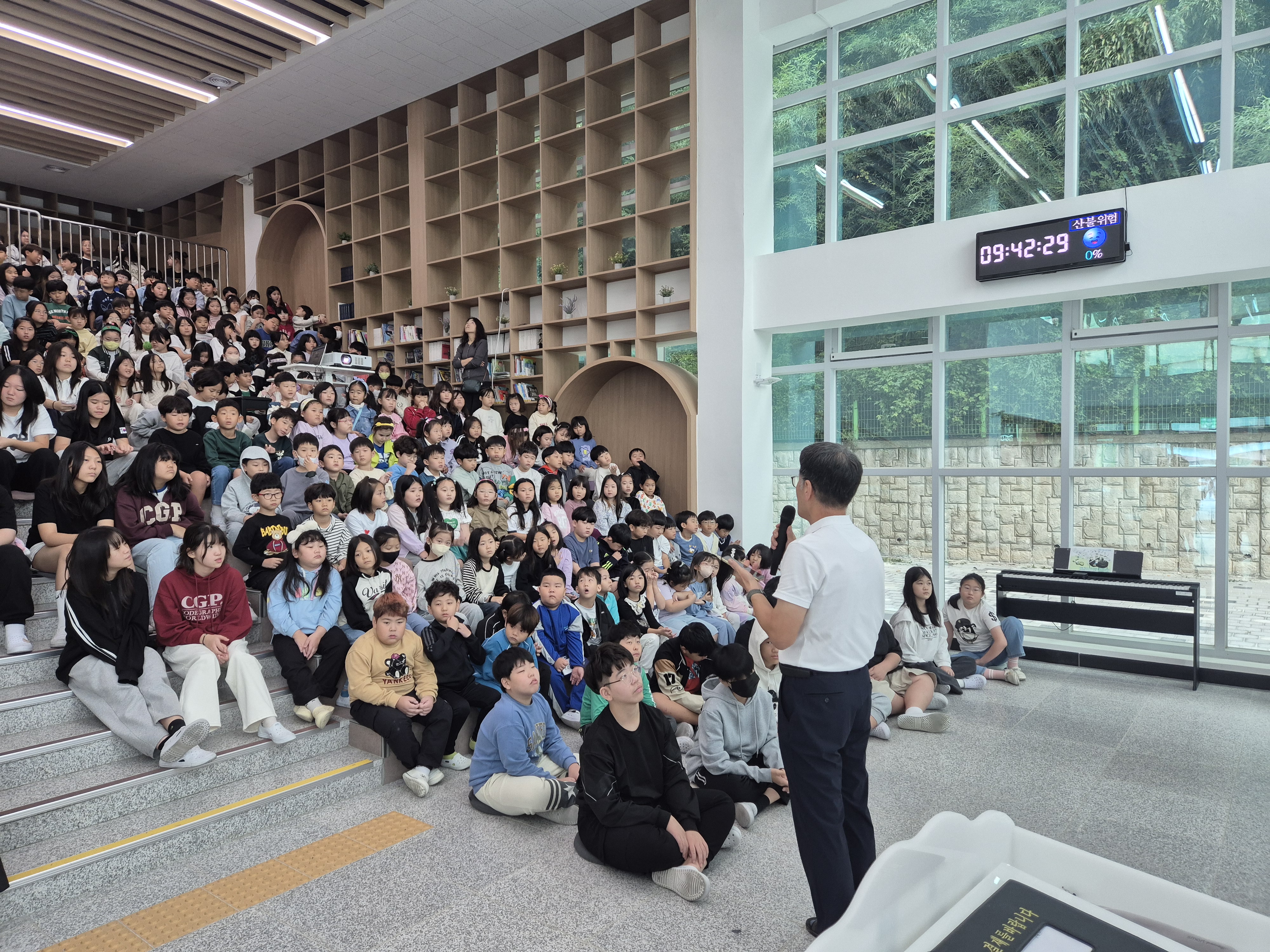 12. 온양초등학교는 28일 교내 온양홀에서 전교생을 대상으로 학생 다모임을 열었다 (3).jpg