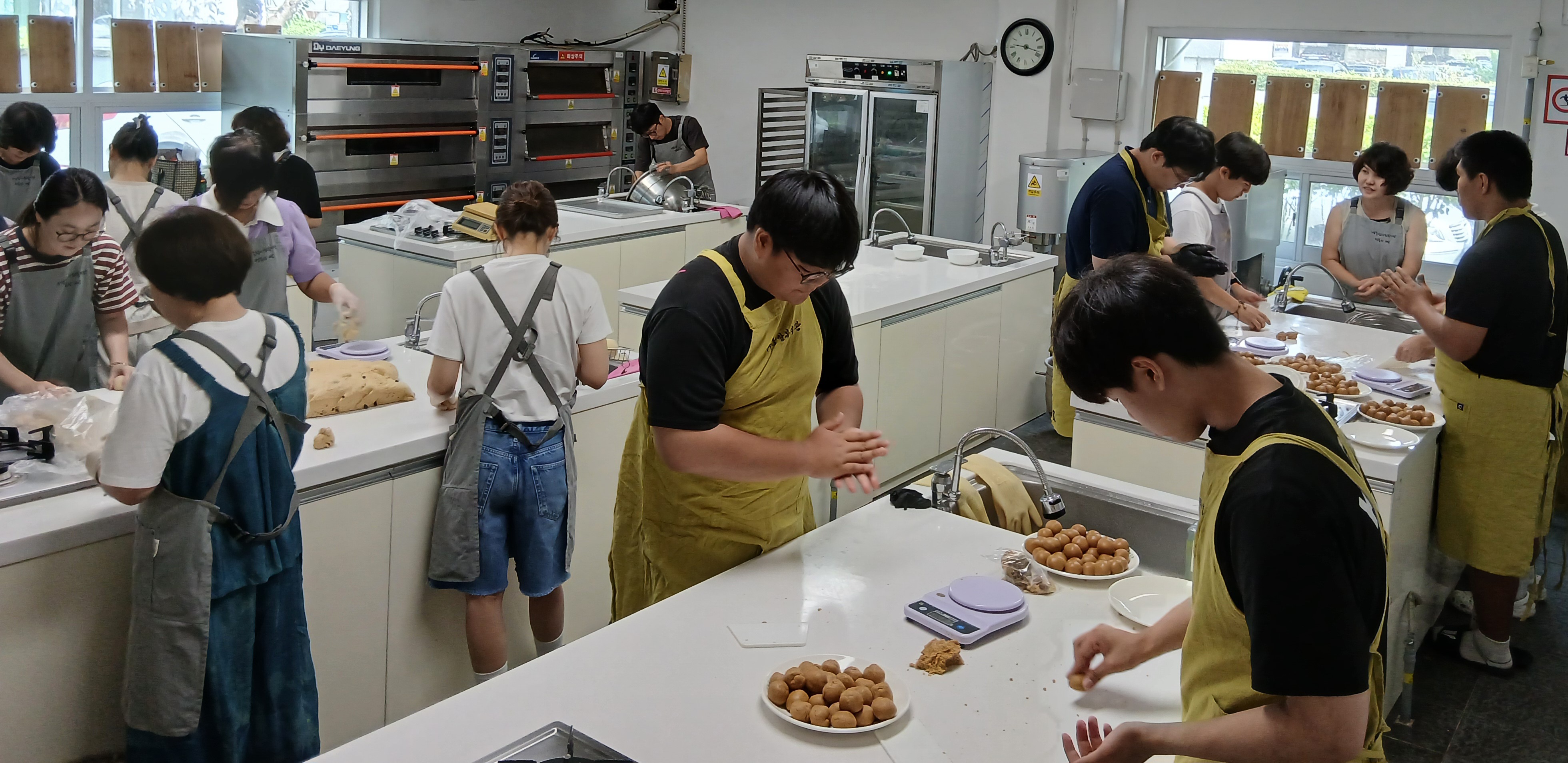 8. 울산상업고  '행복한 빵 만들기' 봉사활동 펼쳐 (2).jpg